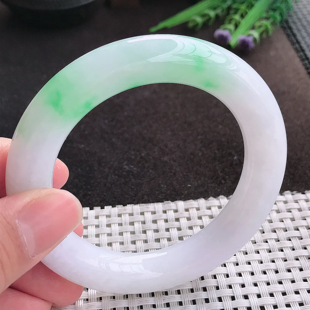 实拍A货翡翠56.5/12.2老坑精美冰润飘绿胖圆条手镯翡翠玉镯子