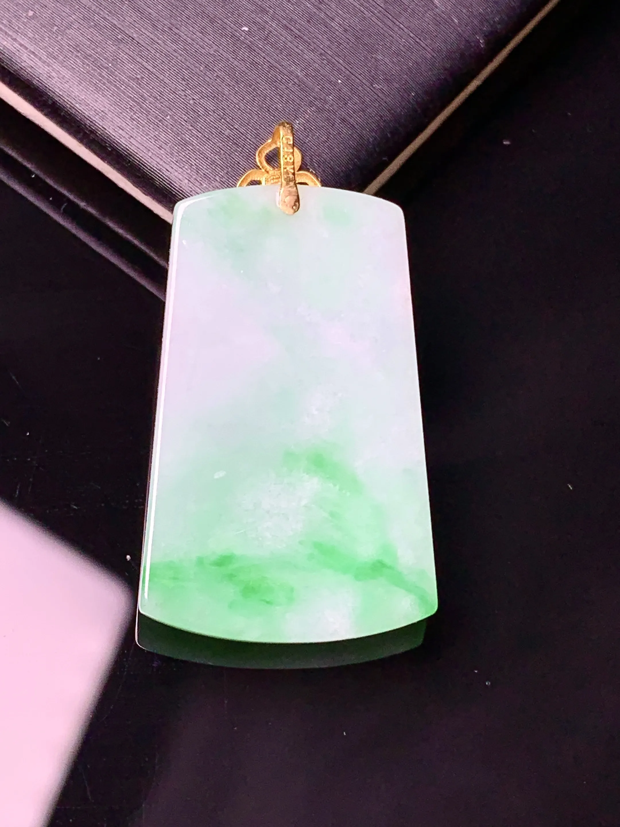 18金镶嵌飘绿无事牌吊坠 玉质细腻 色泽清新艳丽 整体尺寸32.5*17.7*2.6