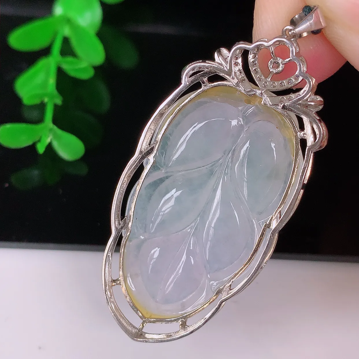 冰种翡翠叶子925银镶嵌吊坠，自然光实拍，翠色灵动，颜色漂亮，种老水足，品相佳，佩戴佳品！#169.3整体52.5*22.5*7.5裸石37-21