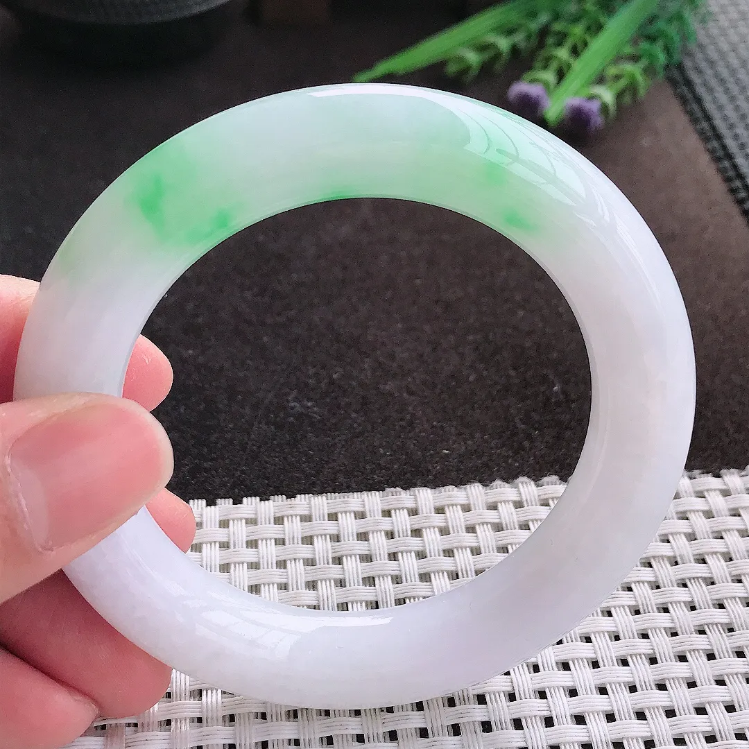 实拍A货翡翠56.5/12.2老坑精美冰润飘绿胖圆条手镯翡翠玉镯子