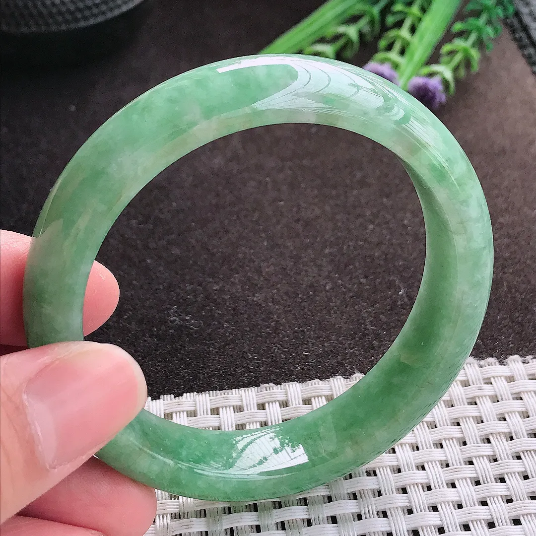 实拍A货翡翠56/13.7/8.2老坑精美满绿手镯宽边玉镯子