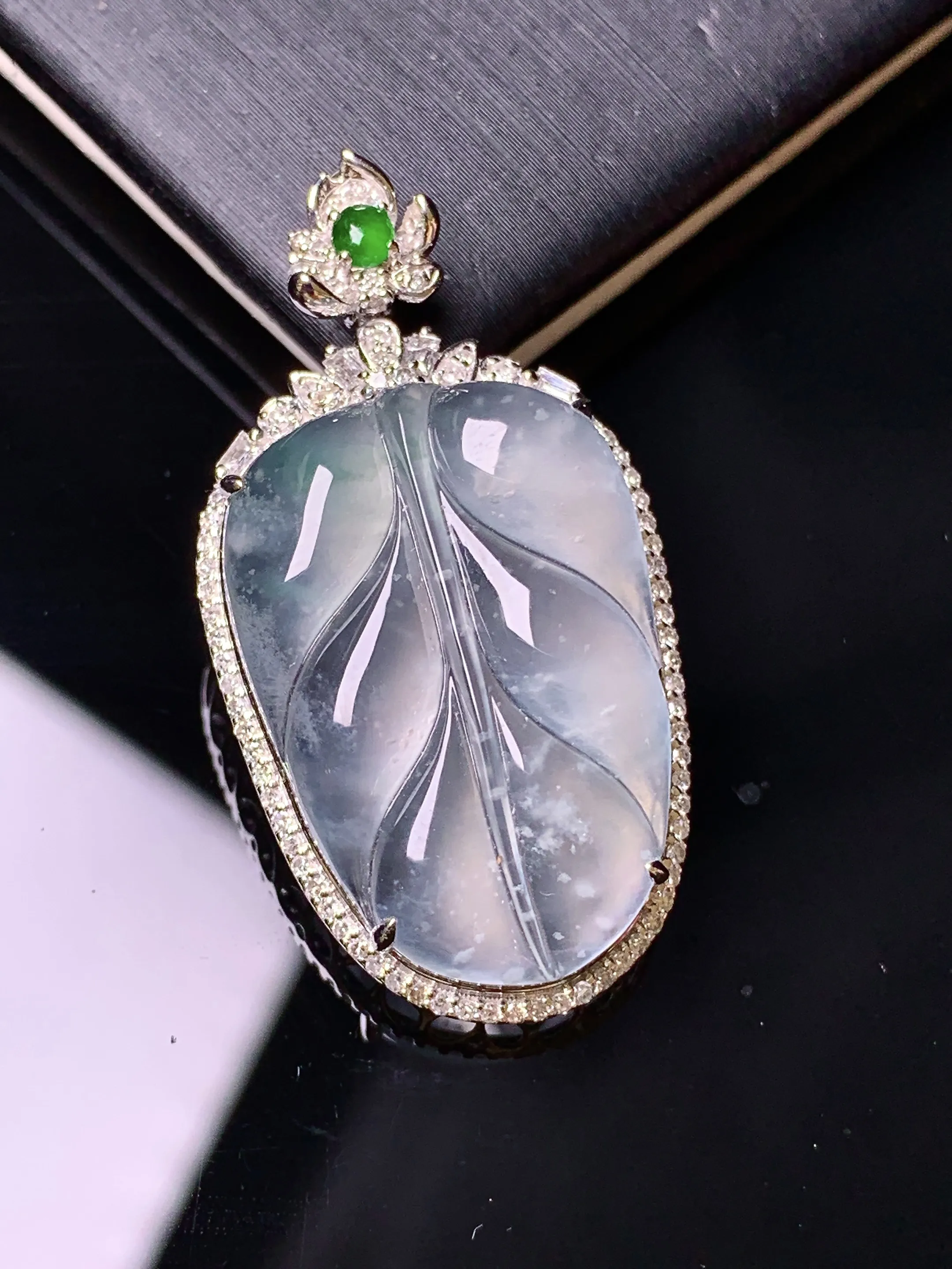 18金钻镶嵌冰种树叶吊坠 玉质细腻 色泽清新艳丽 整体尺寸35.8*18.8*7