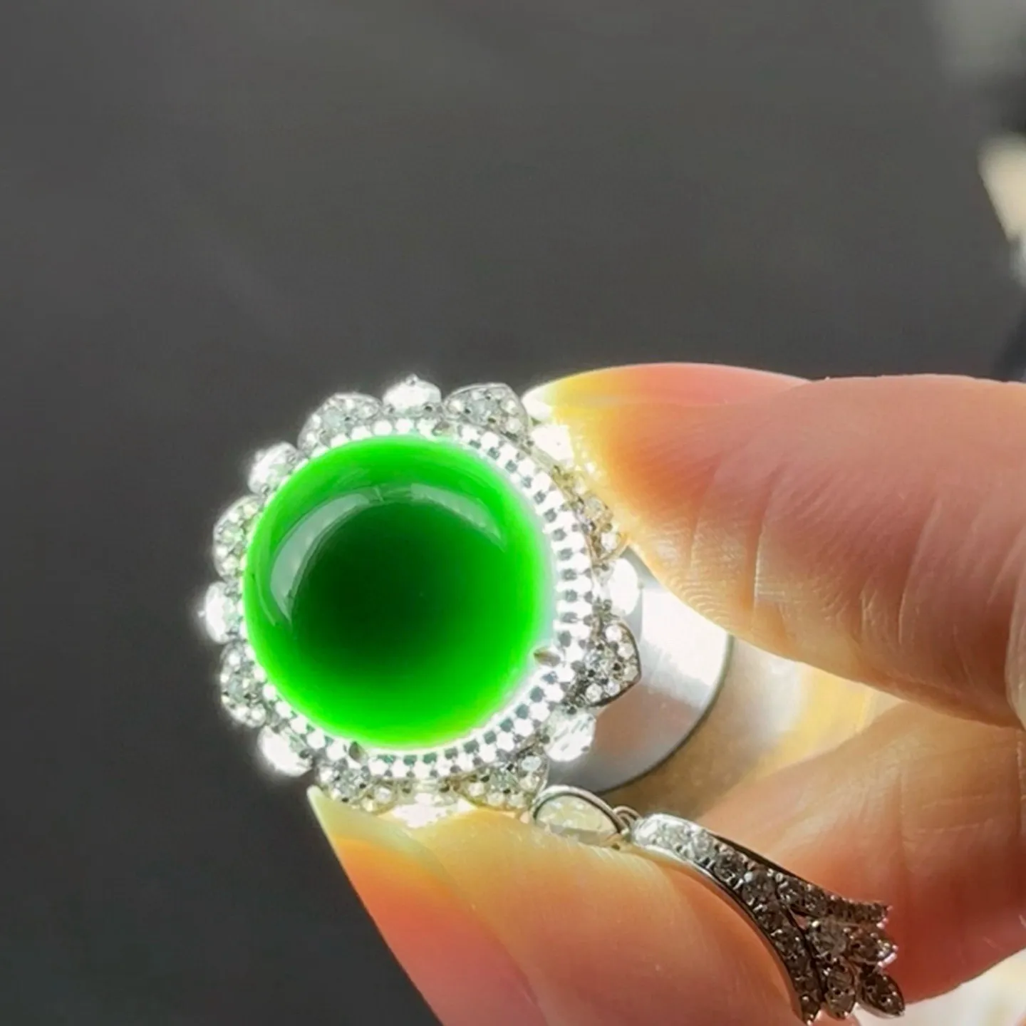 精品18k墨翠蛋面耳坠 种好色正 黑度极好打灯通透 油性十足 尺寸13.3