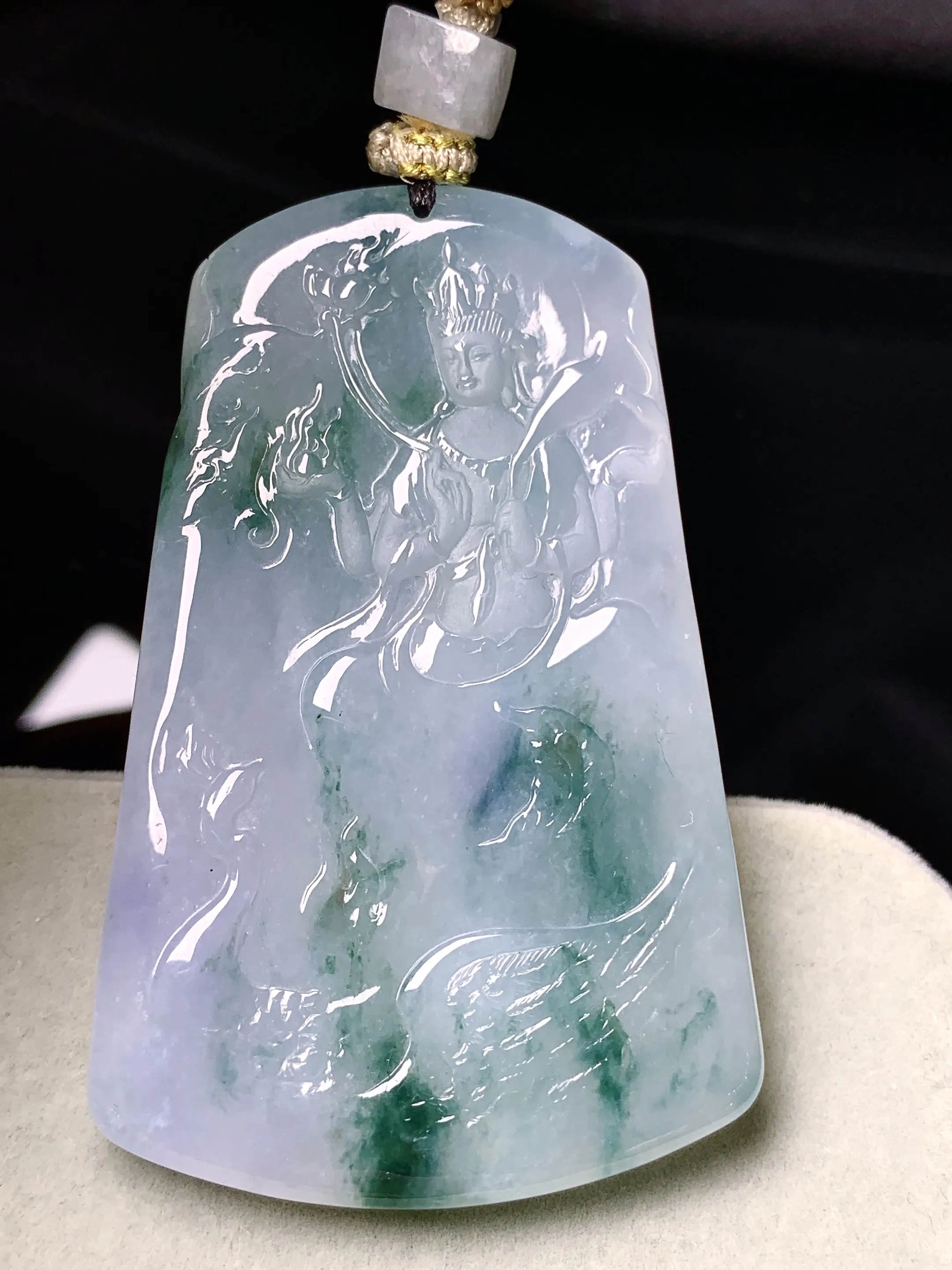 飘绿普贤观音菩萨吊坠 玉质细腻 色泽清新艳丽 整体尺寸63.8*40.5*6.5