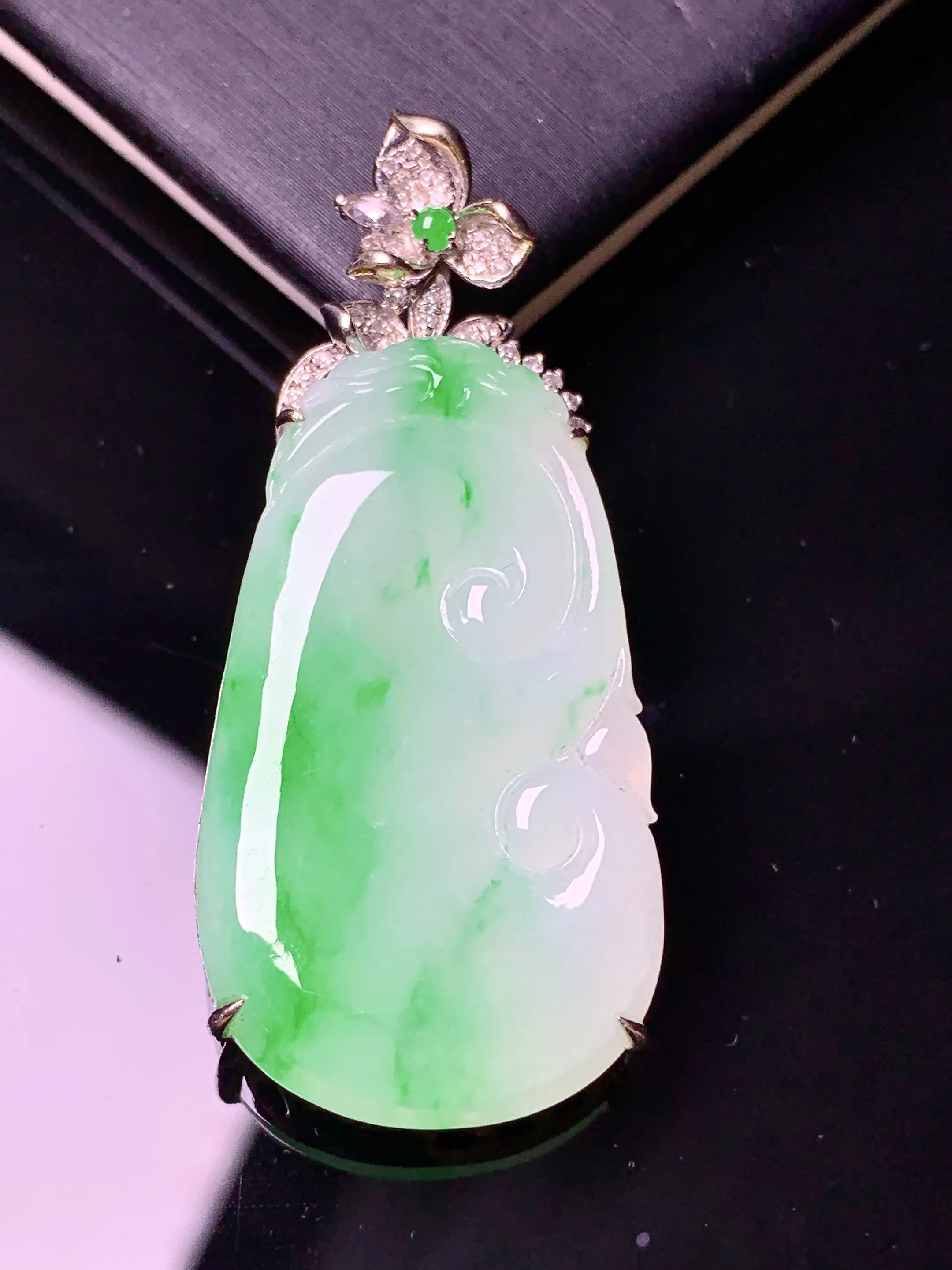 18金钻镶嵌飘绿如意吊坠 玉质细腻 色泽清新艳丽 整体尺寸44.6*19*6.2