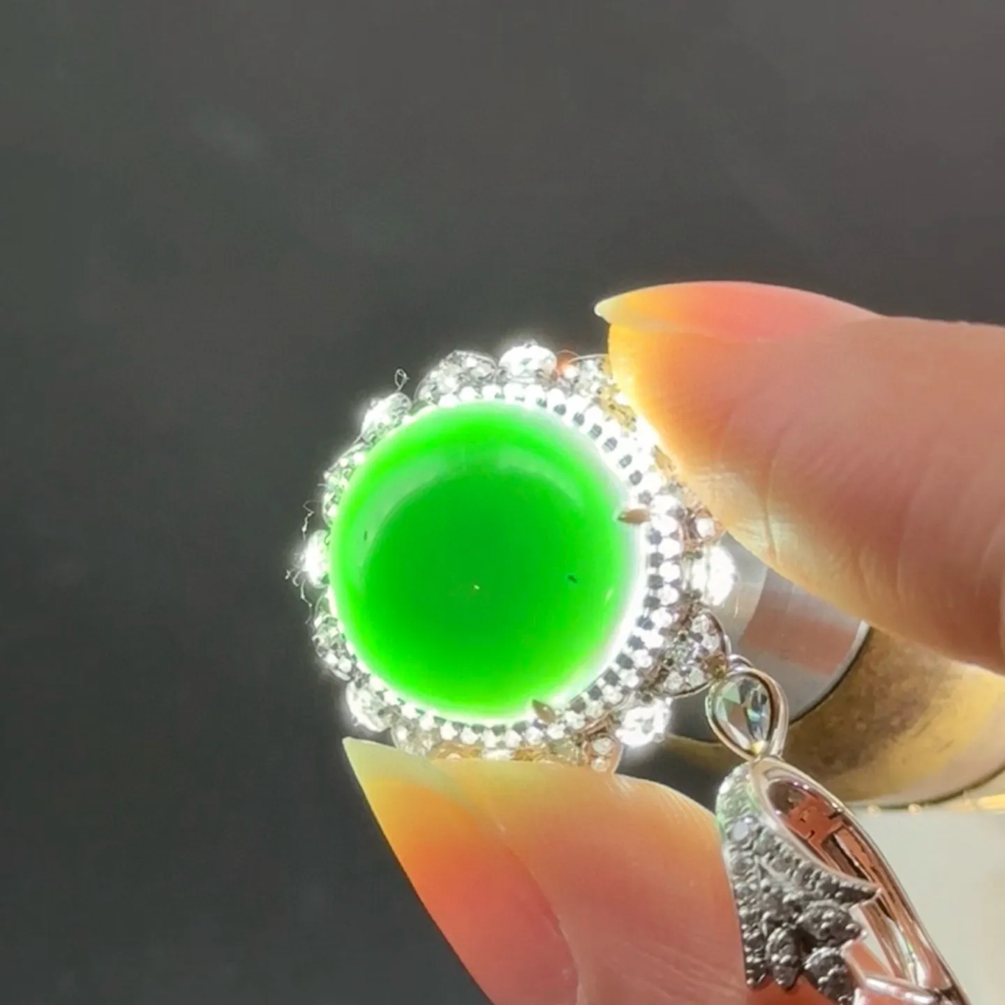 精品18k墨翠蛋面耳坠 种好色正 黑度极好打灯通透 油性十足 尺寸13.3