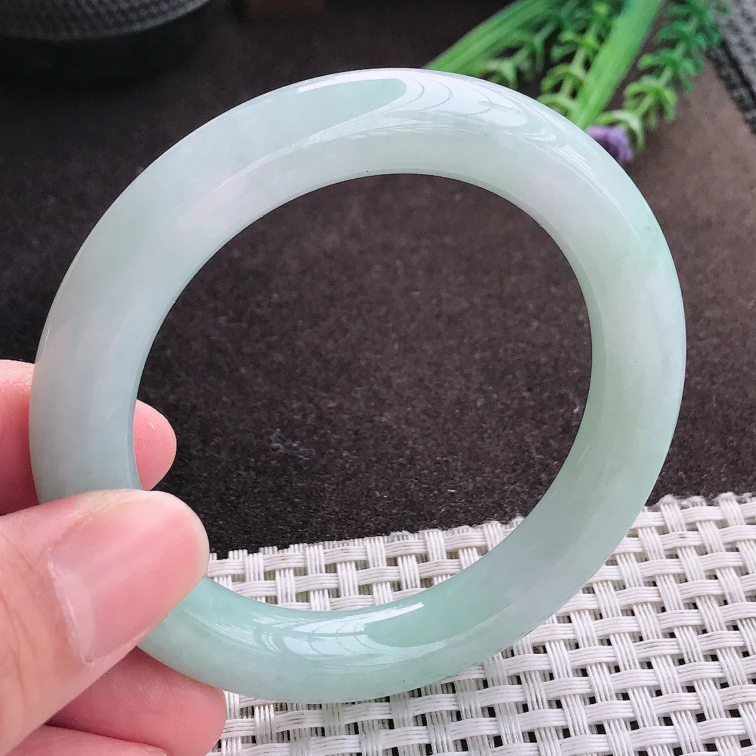 实拍A货翡翠54.8/10.9/10.6老坑秀气冰润天空蓝圆条手镯翡翠玉镯子