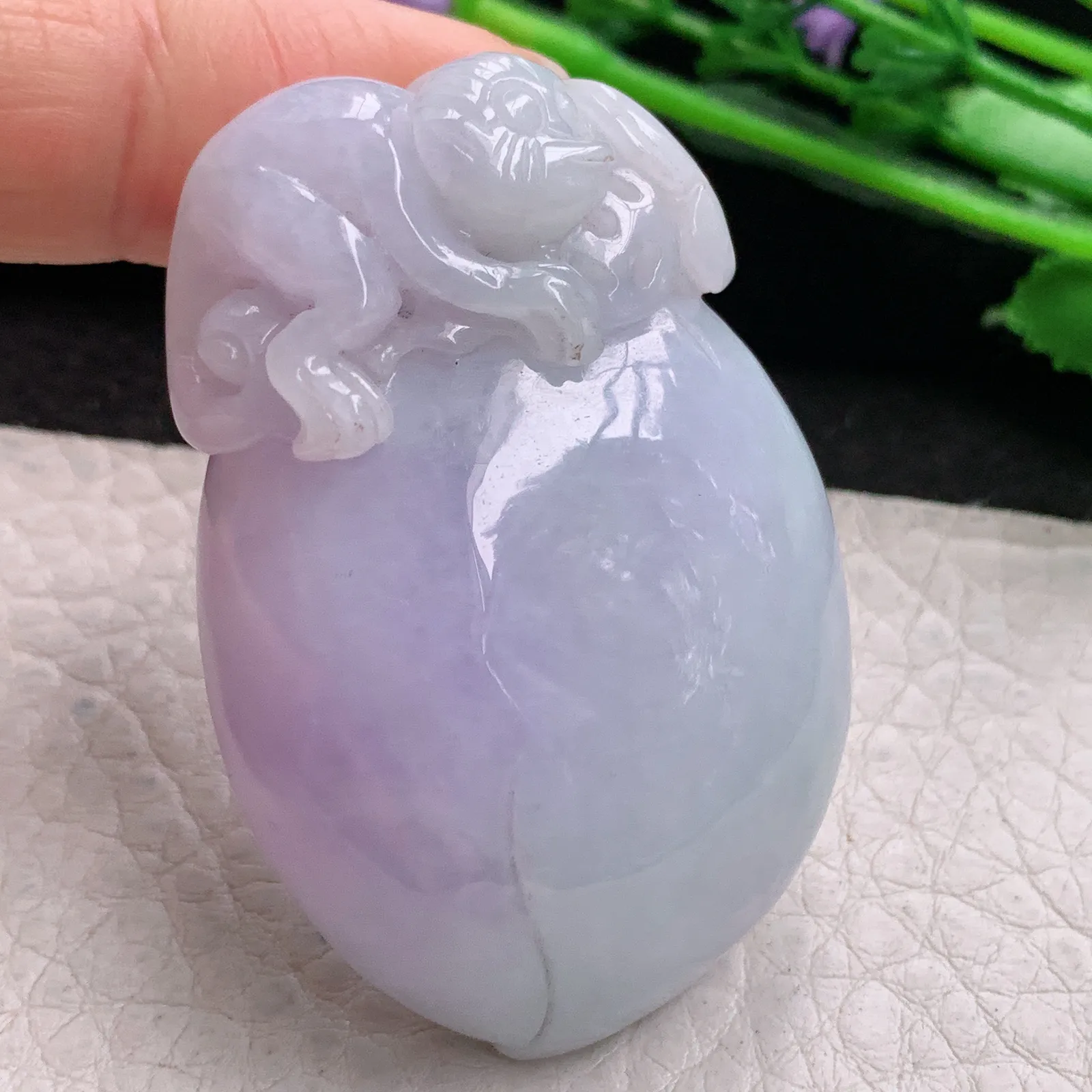 zen实拍51.8*35.8*14.8缅甸翡翠精美春带彩灵猴抱寿桃 福瓜玉项坠 玉挂件