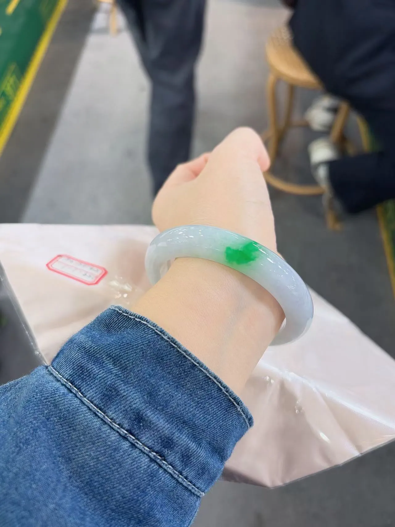 58圈口，白底青飘绿手镯