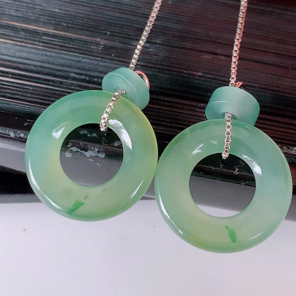 自然光实拍，冰种黄加绿翡翠一对平安扣耳坠，翠色灵动，玉质细腻，颜色漂亮，品相佳，佩戴佳品！配银线 #762.3平安扣尺寸14.6*2mm