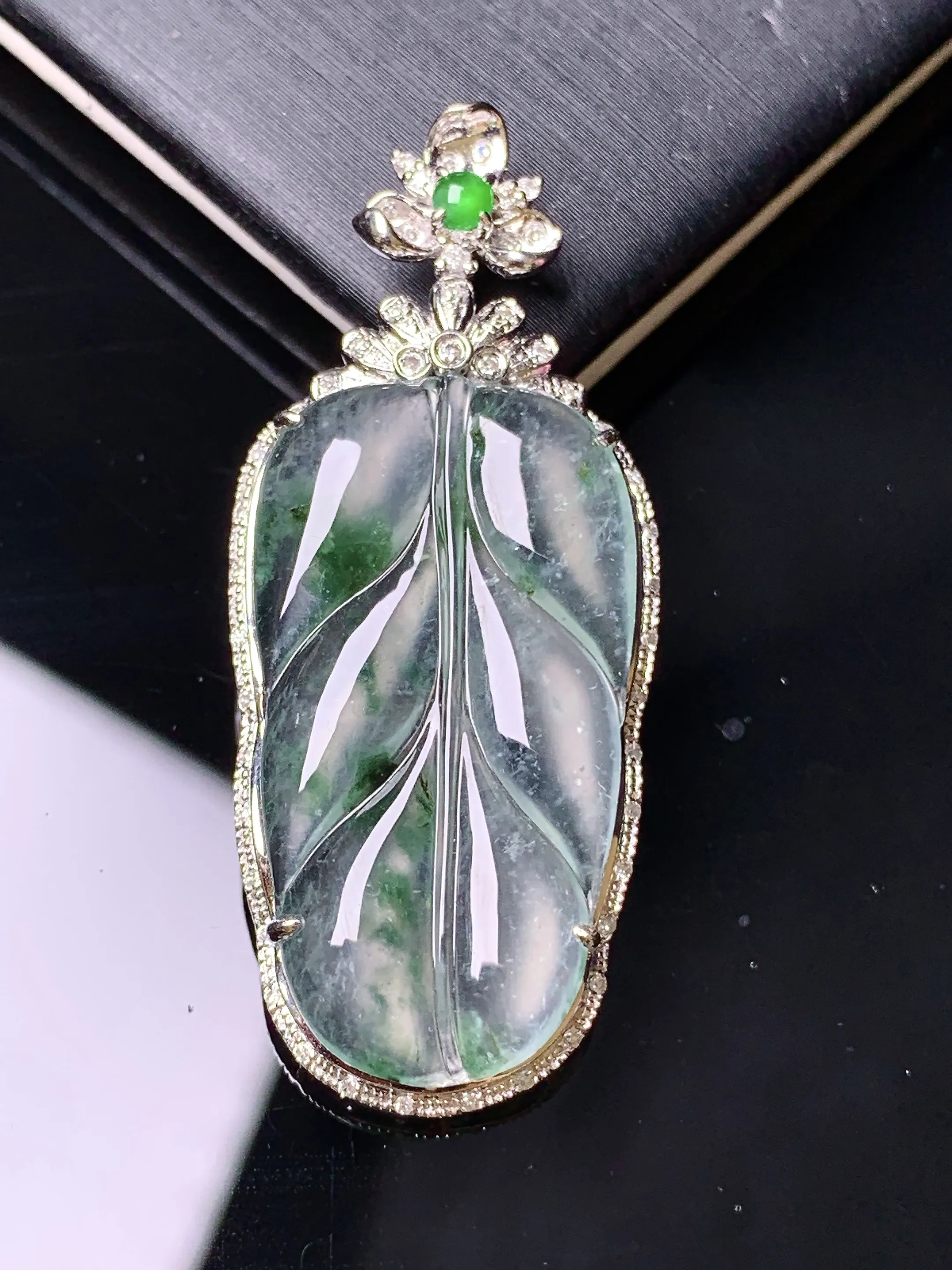 18金钻镶嵌飘绿树叶吊坠 玉质细腻 色泽清新艳丽 整体尺寸41.7*17.6*5.6
