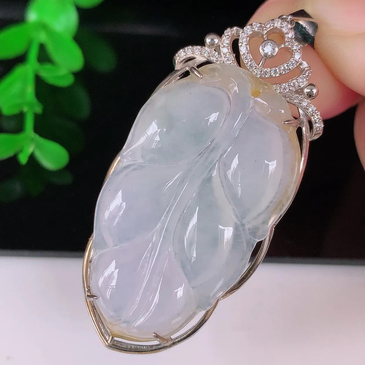 冰种翡翠叶子925银镶嵌吊坠，自然光实拍，翠色灵动，颜色漂亮，种老水足，品相佳，佩戴佳品！#169.3整体52.5*22.5*7.5裸石37-21