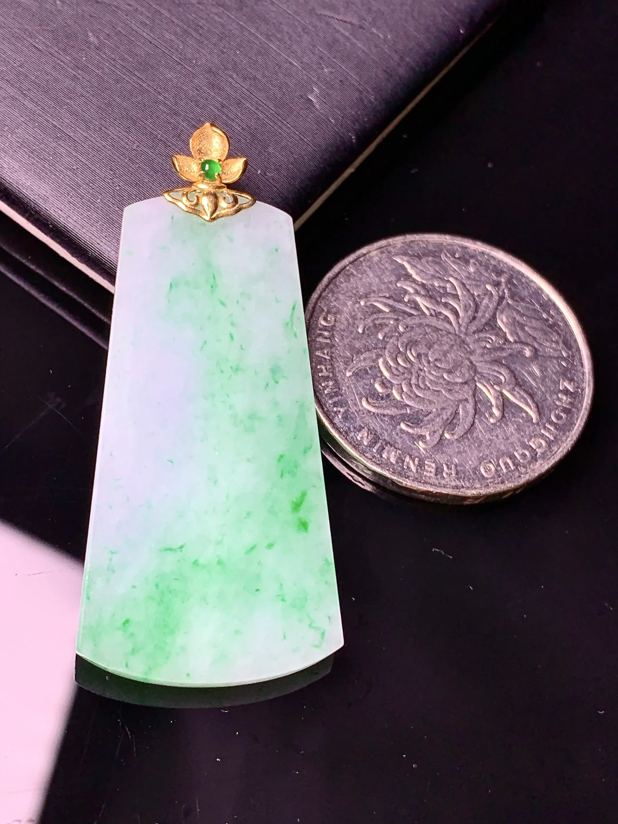 18金镶嵌飘绿无事牌吊坠 玉质细腻 色泽清新艳丽 整体尺寸37.6*19.2*3.2