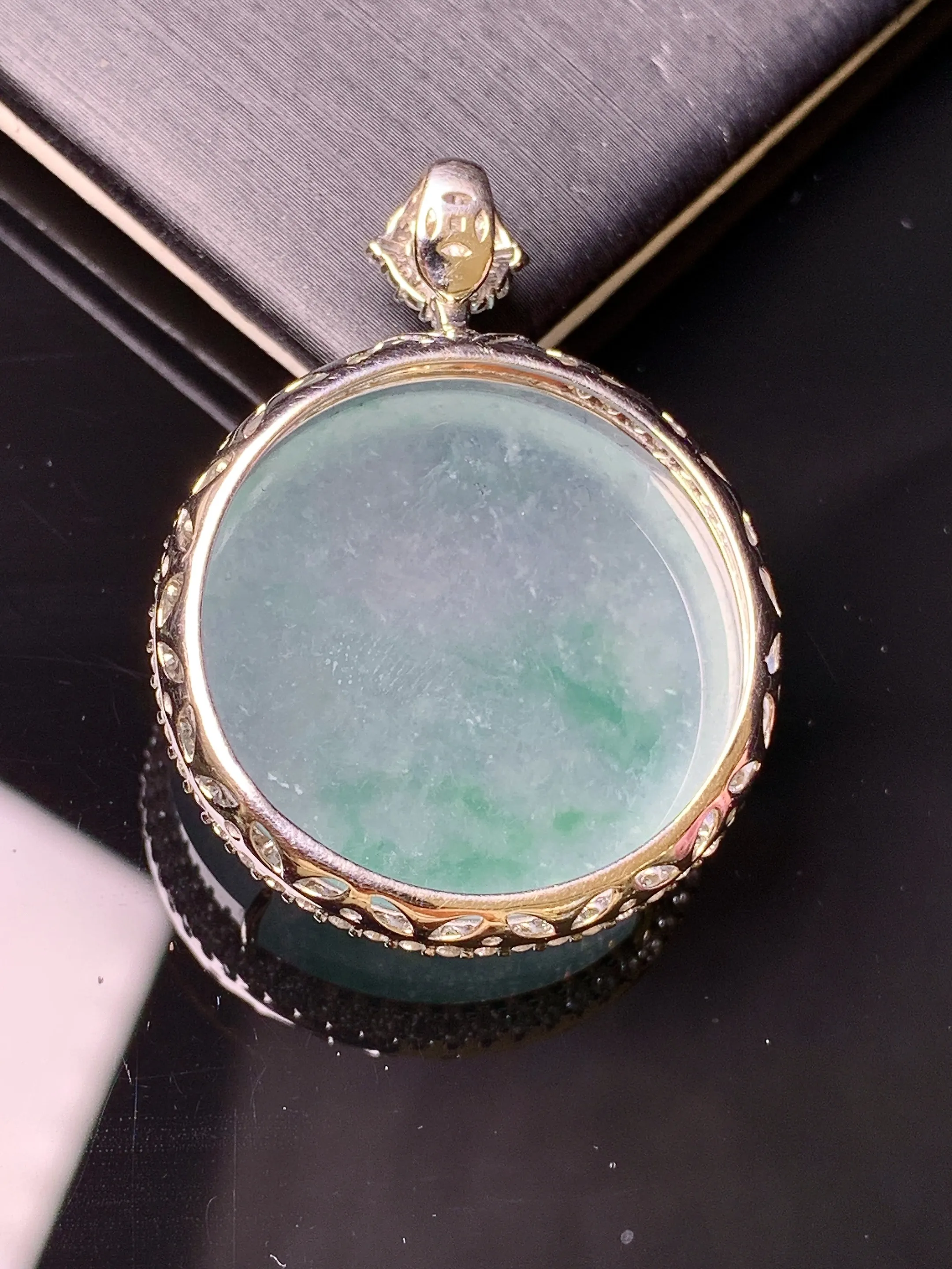 18金钻镶嵌飘绿圆牌吊坠 玉质细腻 色泽清新艳丽 整体尺寸36.2*27.3*9.2