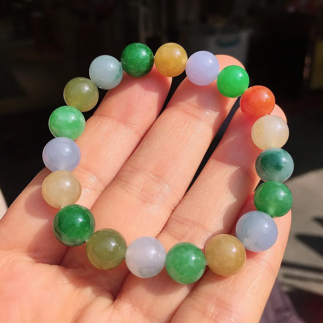 多宝手串，色泽均匀艳丽，玉质细腻，荧光感超
强，饱满圆润，尽显优雅气质