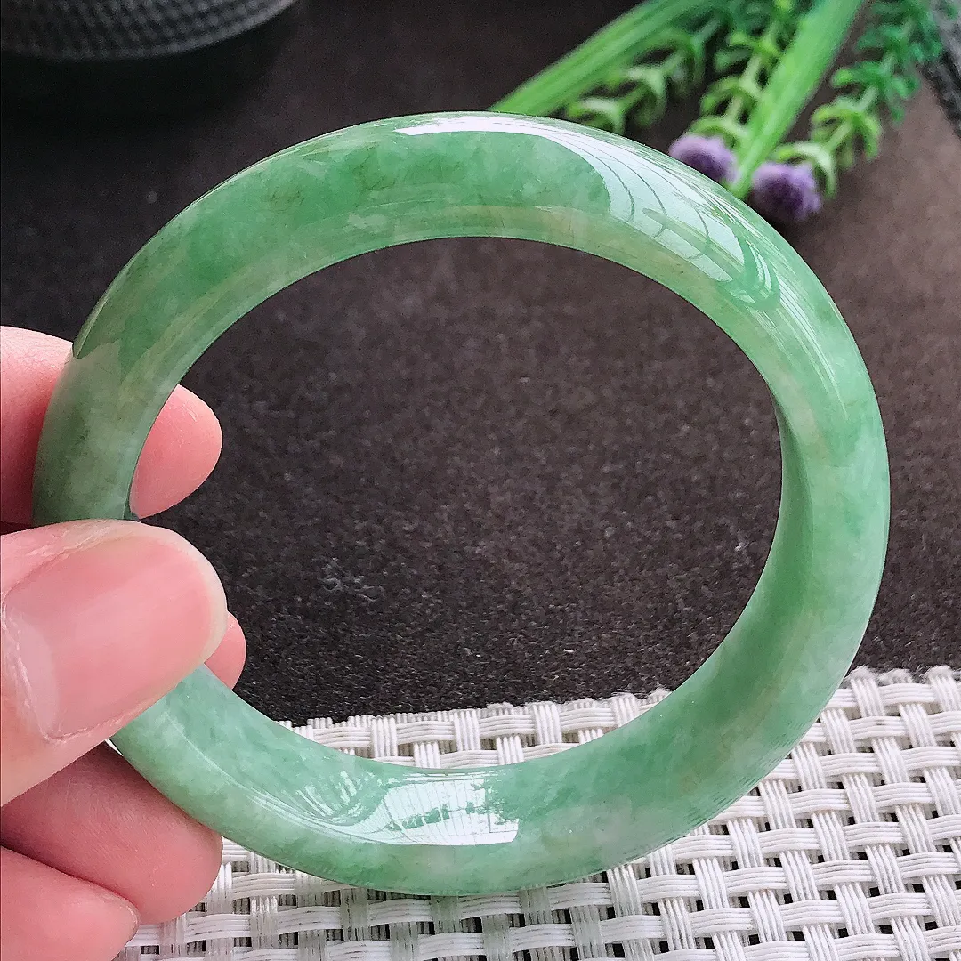 实拍A货翡翠56/13.7/8.2老坑精美满绿手镯宽边玉镯子