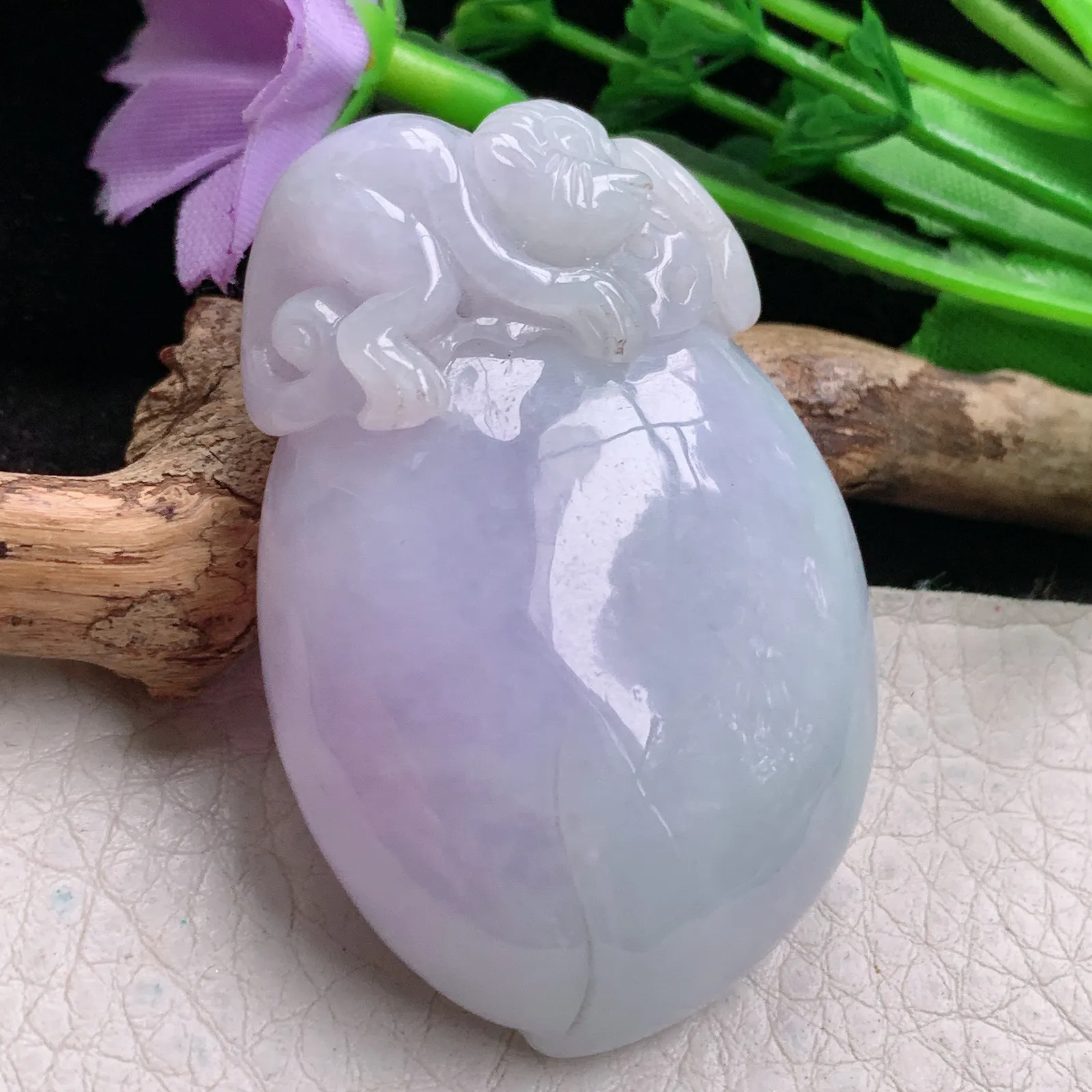 zen实拍51.8*35.8*14.8缅甸翡翠精美春带彩灵猴抱寿桃 福瓜玉项坠 玉挂件