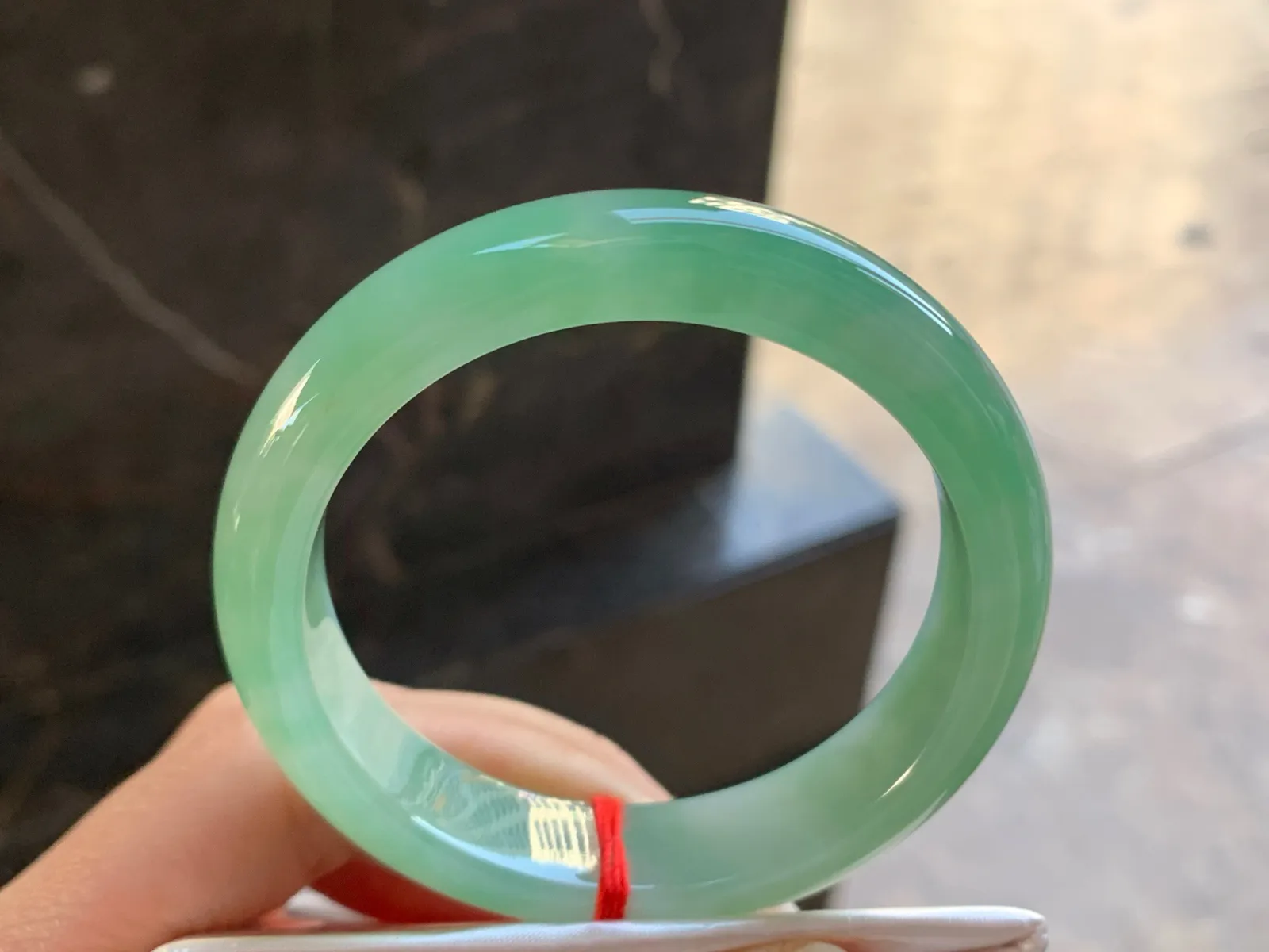 52-12.6-8

晴绿手镯^_^玉质温润 细腻