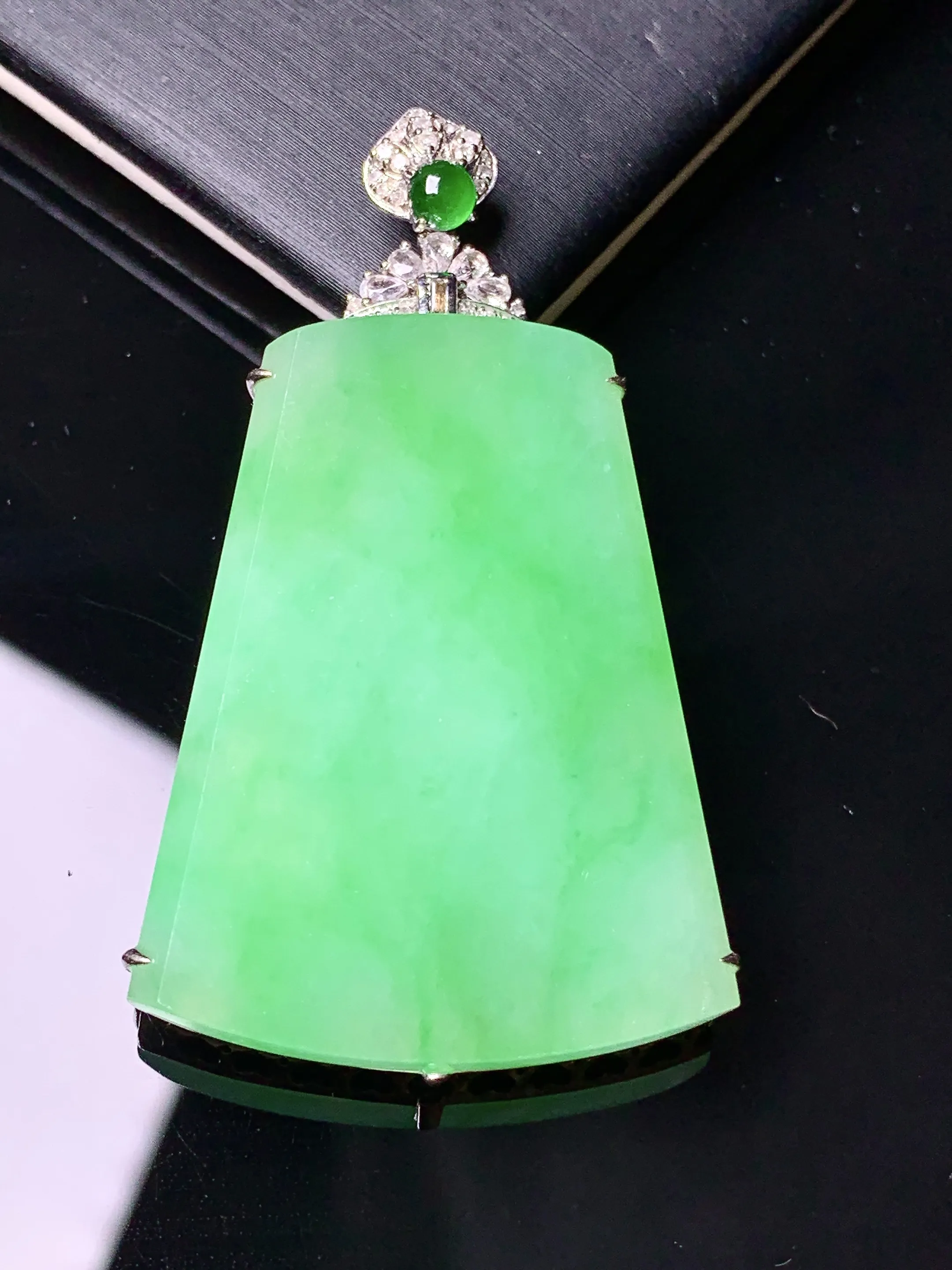 18金钻镶嵌翠绿无事牌吊坠 玉质细腻 色泽清新艳丽 整体尺寸49.3*28*5.8