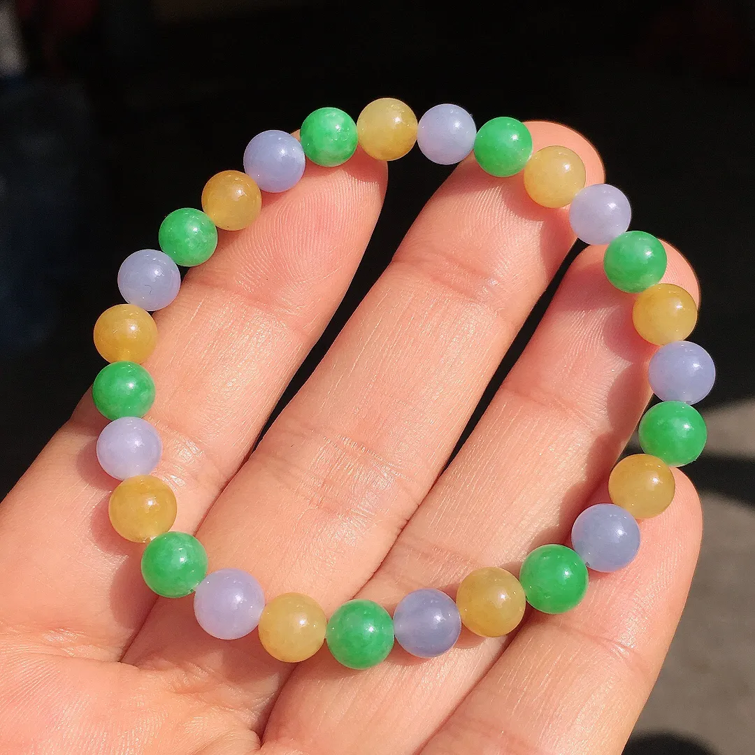 多宝手串，色泽均匀艳丽，玉质细腻，荧光感超
强，饱满圆润，尽显优雅气质，