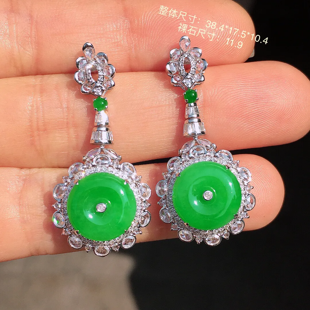 阳绿平安扣耳坠，色泽均匀艳丽，玉质细腻，荧光感超
强，饱满圆润，尽显优雅气质，18k
金豪华镶嵌