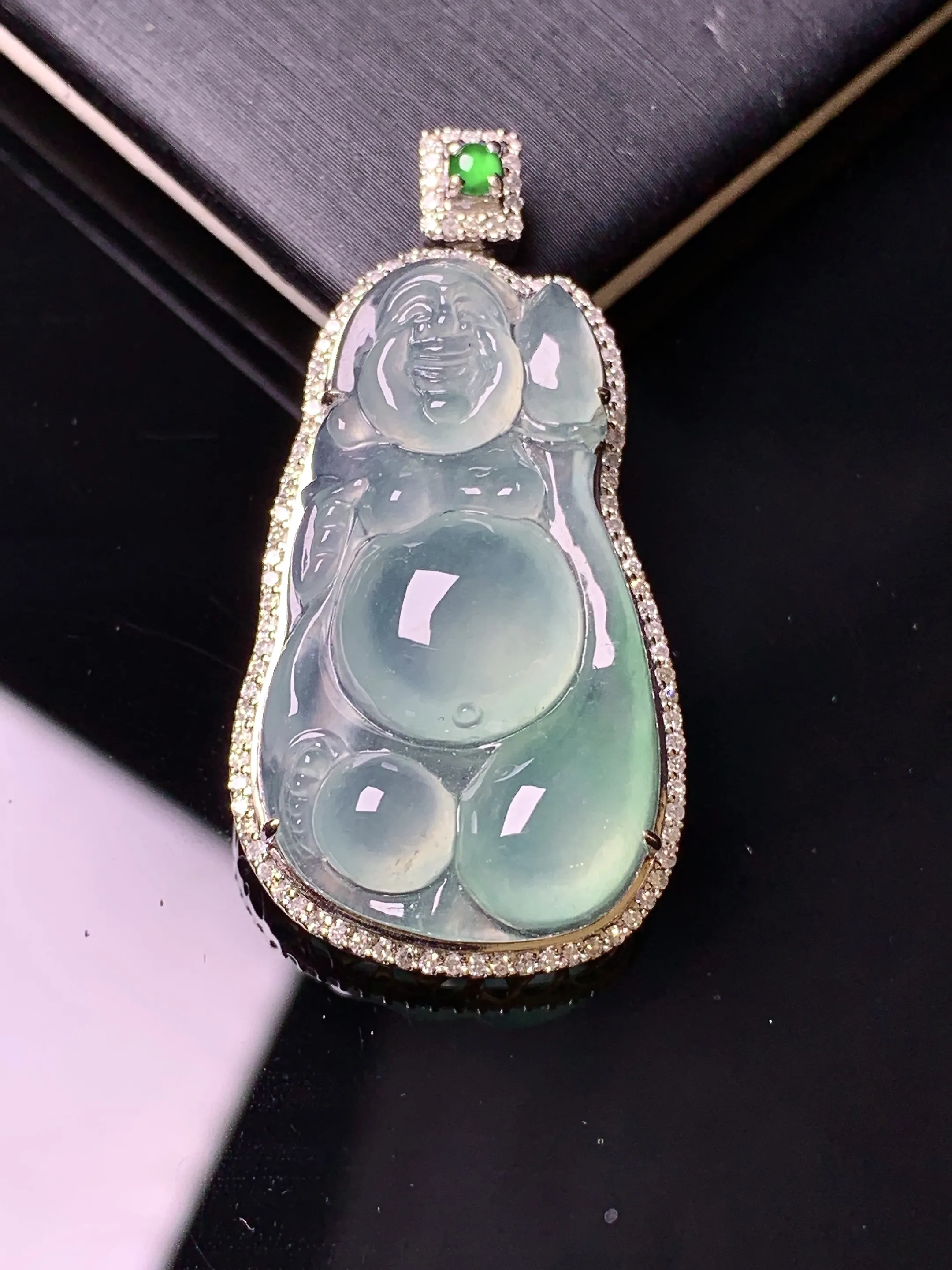 18金钻镶嵌飘绿逍遥佛公吊坠 玉质细腻 色泽清新艳丽 整体尺寸37.5*19.2*8.5