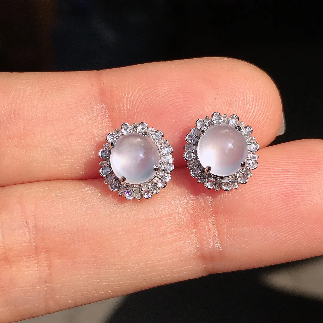 冰种蛋面耳钉，玉质细腻，荧光感超
强，饱满圆润，尽显优雅气质，18k
金豪华镶嵌