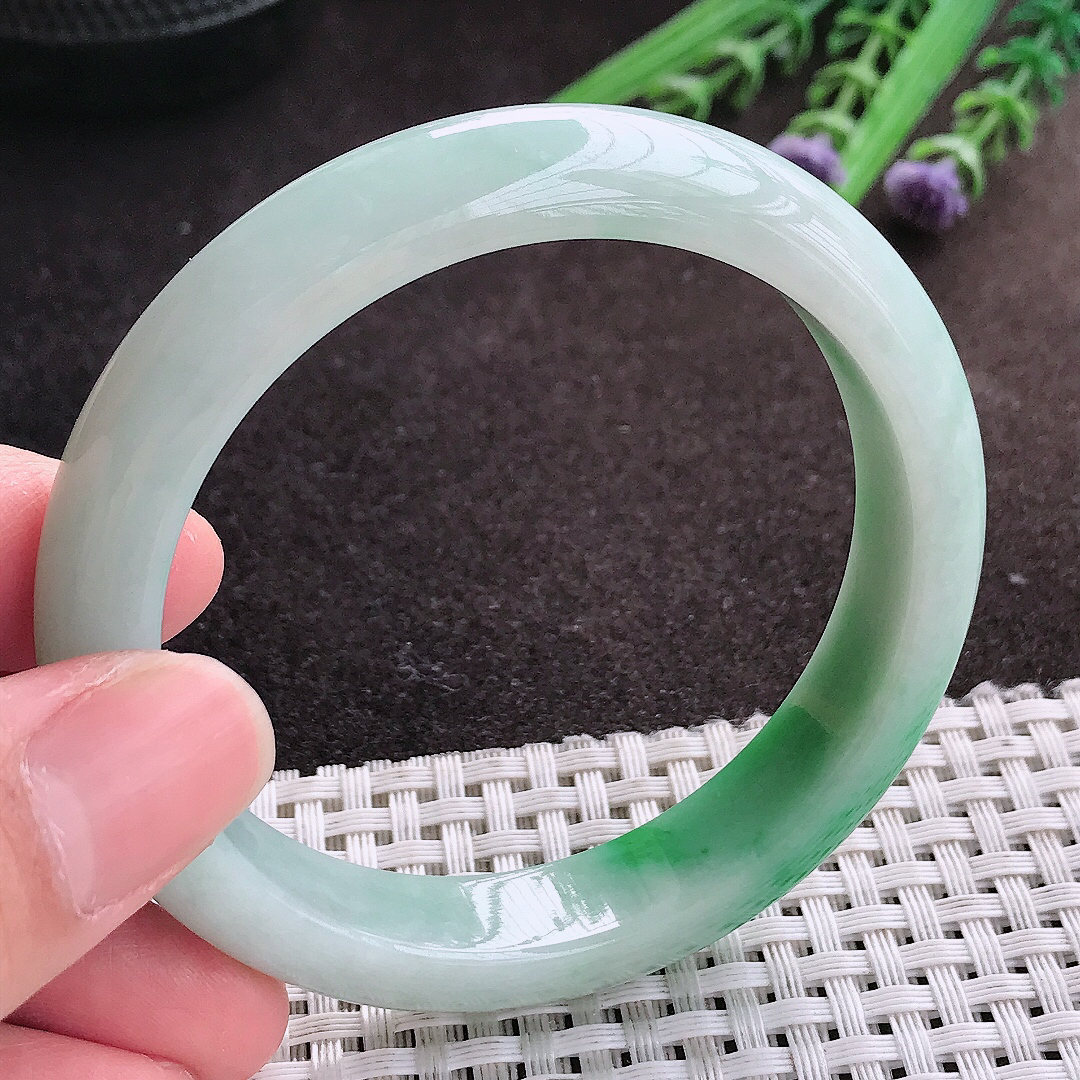 实拍A货翡翠56/12.1/8.1老坑精美温润飘阳绿手镯宽边玉镯子