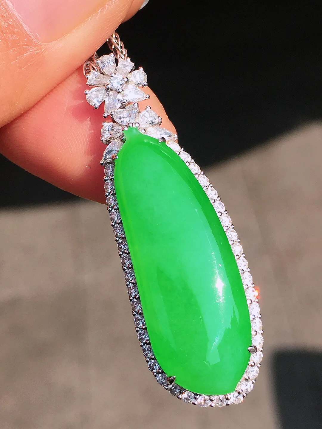 阳绿福瓜吊坠，色泽均匀艳丽，玉质细腻，荧光感超
强，饱满圆润，尽显优雅气质，18k
金豪华镶嵌