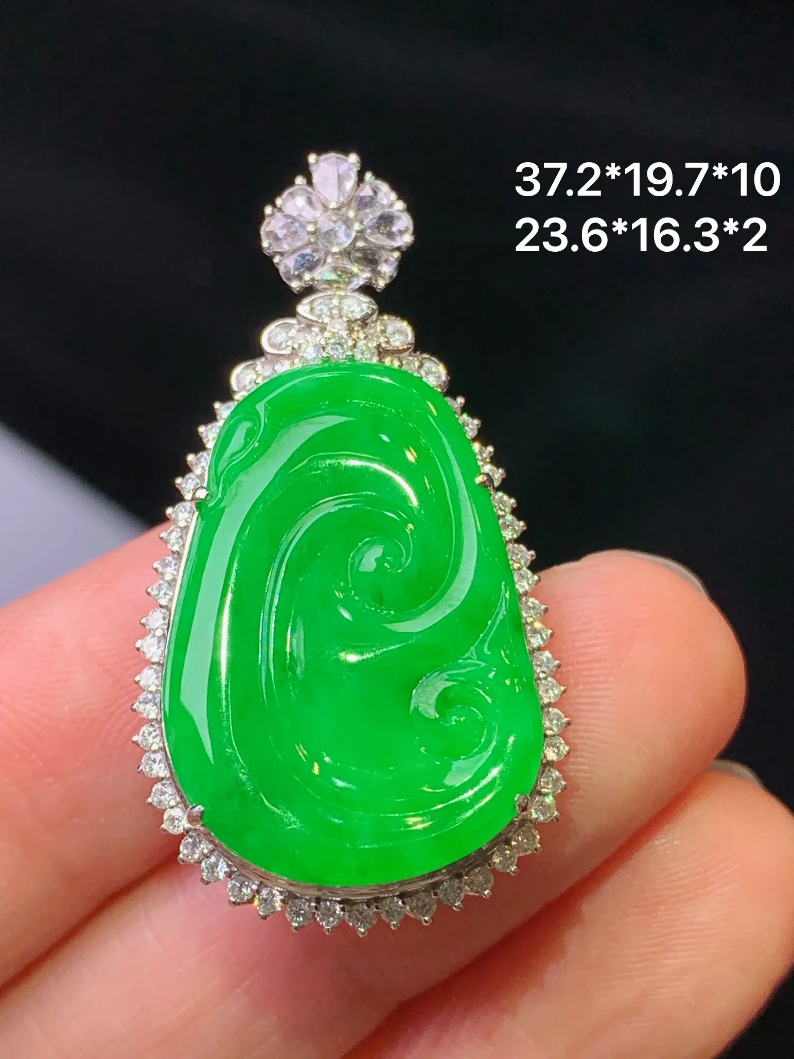 18金钻镶嵌满绿如意吊坠 玉质细腻 色泽清新艳丽 整体尺寸37.2*19.7*10