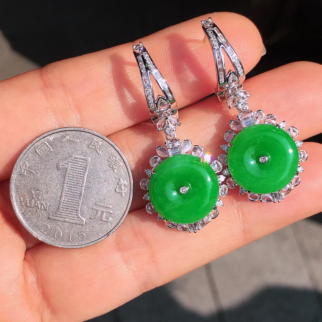 阳绿平安扣耳坠，色泽均匀艳丽，玉质细腻，荧光感超
强，饱满圆润，尽显优雅气质，18k
金豪华镶嵌