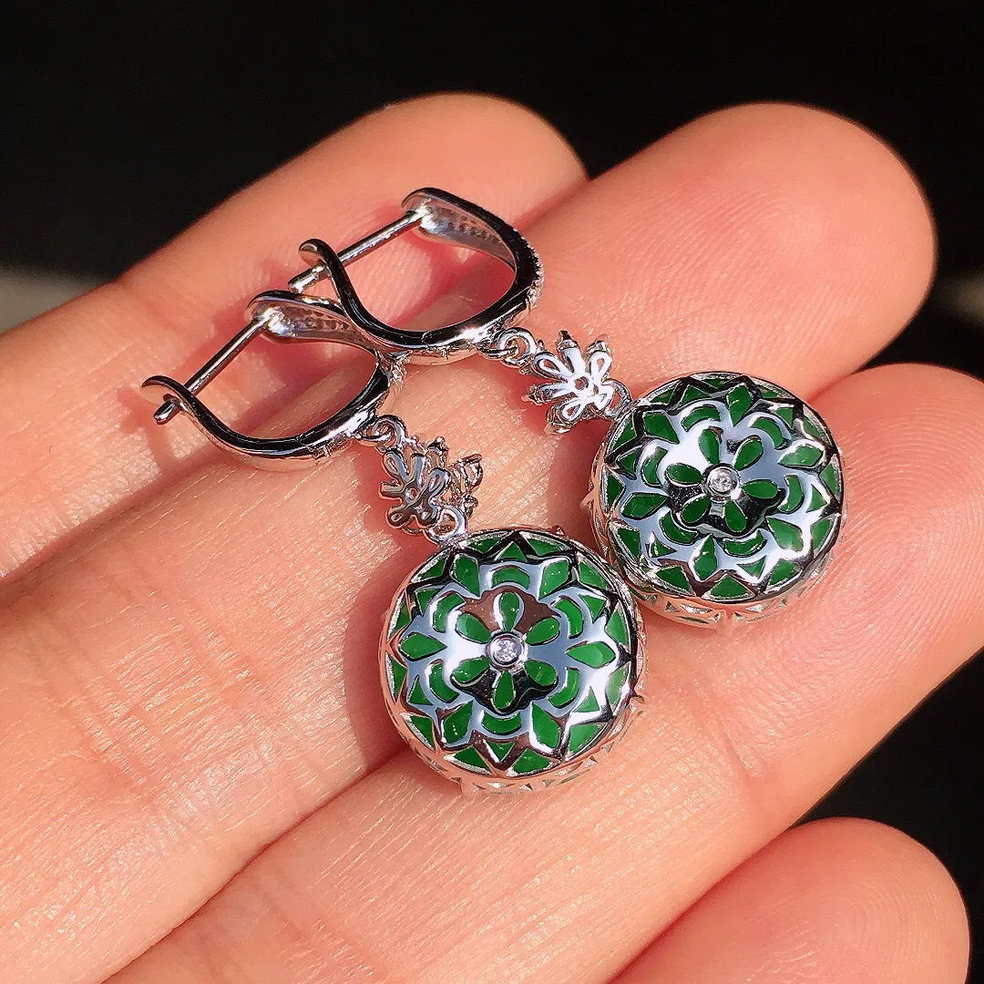 阳绿平安扣耳坠，色泽均匀艳丽，玉质细腻，荧光感超
强，饱满圆润，尽显优雅气质，18k
金豪华镶嵌