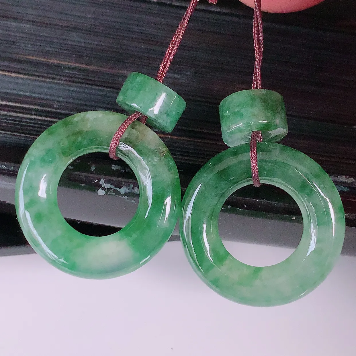 自然光实拍，冰种飘花翡翠一对平安扣耳坠，翠色灵动，玉质细腻，颜色漂亮，品相佳，佩戴佳品！配银线 #163.3平安扣尺寸17-3mm