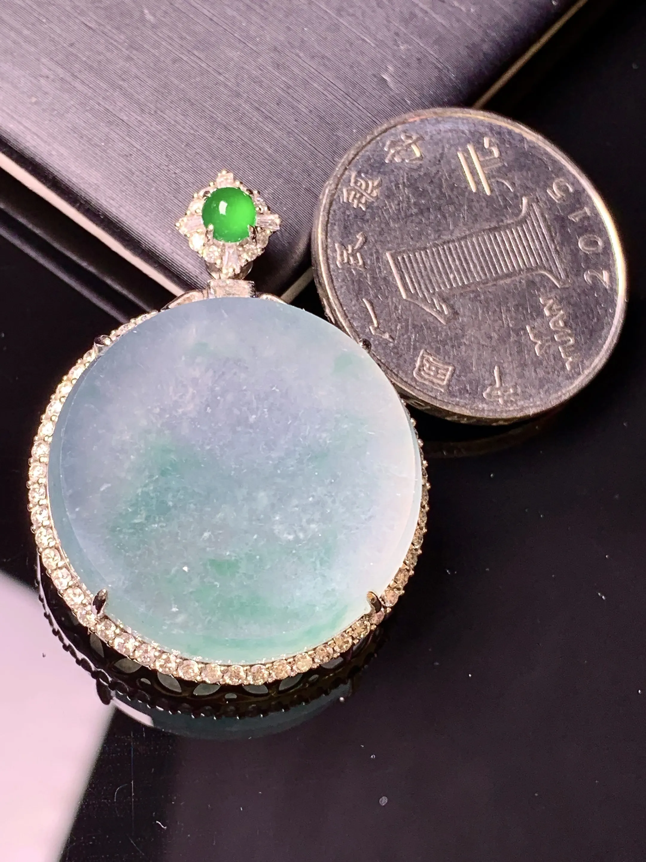 18金钻镶嵌飘绿圆牌吊坠 玉质细腻 色泽清新艳丽 整体尺寸36.2*27.3*9.2