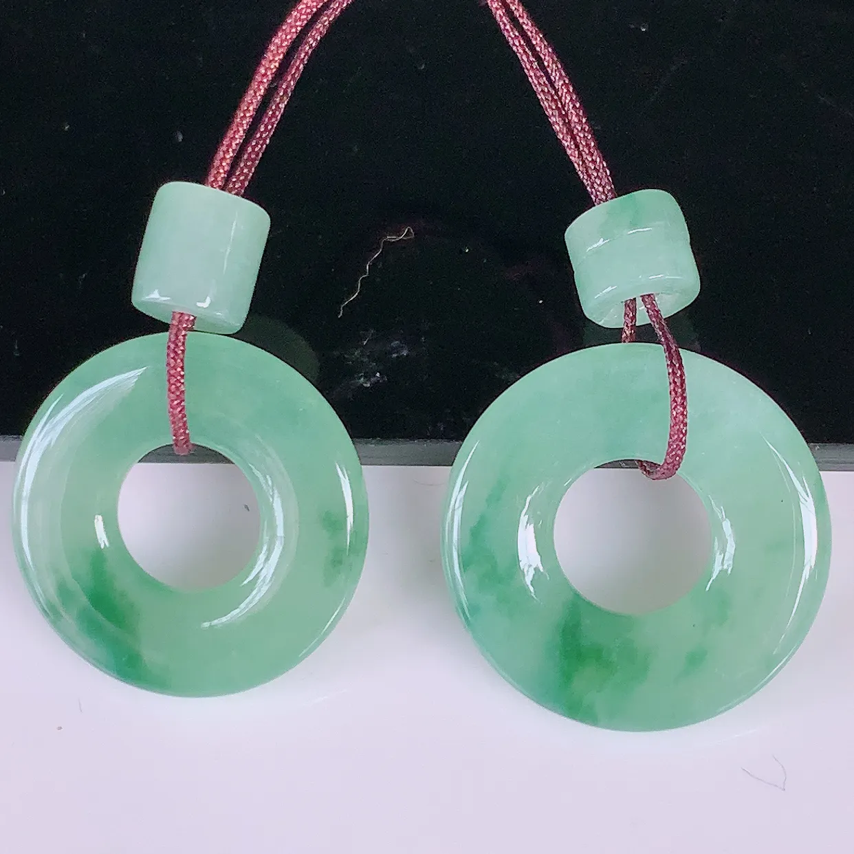 自然光实拍，冰种飘花翡翠一对平安扣耳坠，翠色灵动，玉质细腻，颜色漂亮，品相佳，佩戴佳品！配银线 #1