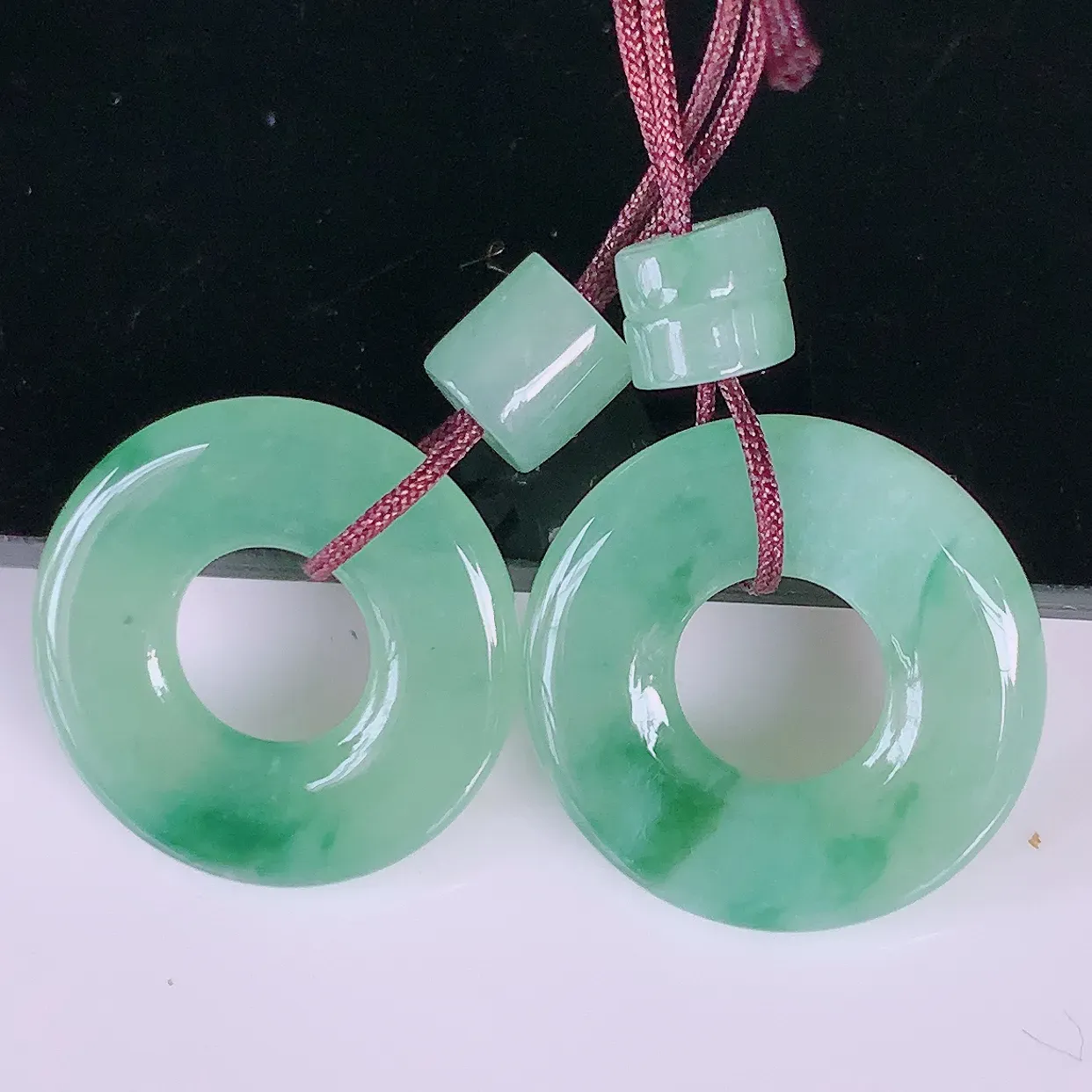 自然光实拍，冰种飘花翡翠一对平安扣耳坠，翠色灵动，玉质细腻，颜色漂亮，品相佳，佩戴佳品！配银线 #161.3平安扣尺寸15-2.5mm