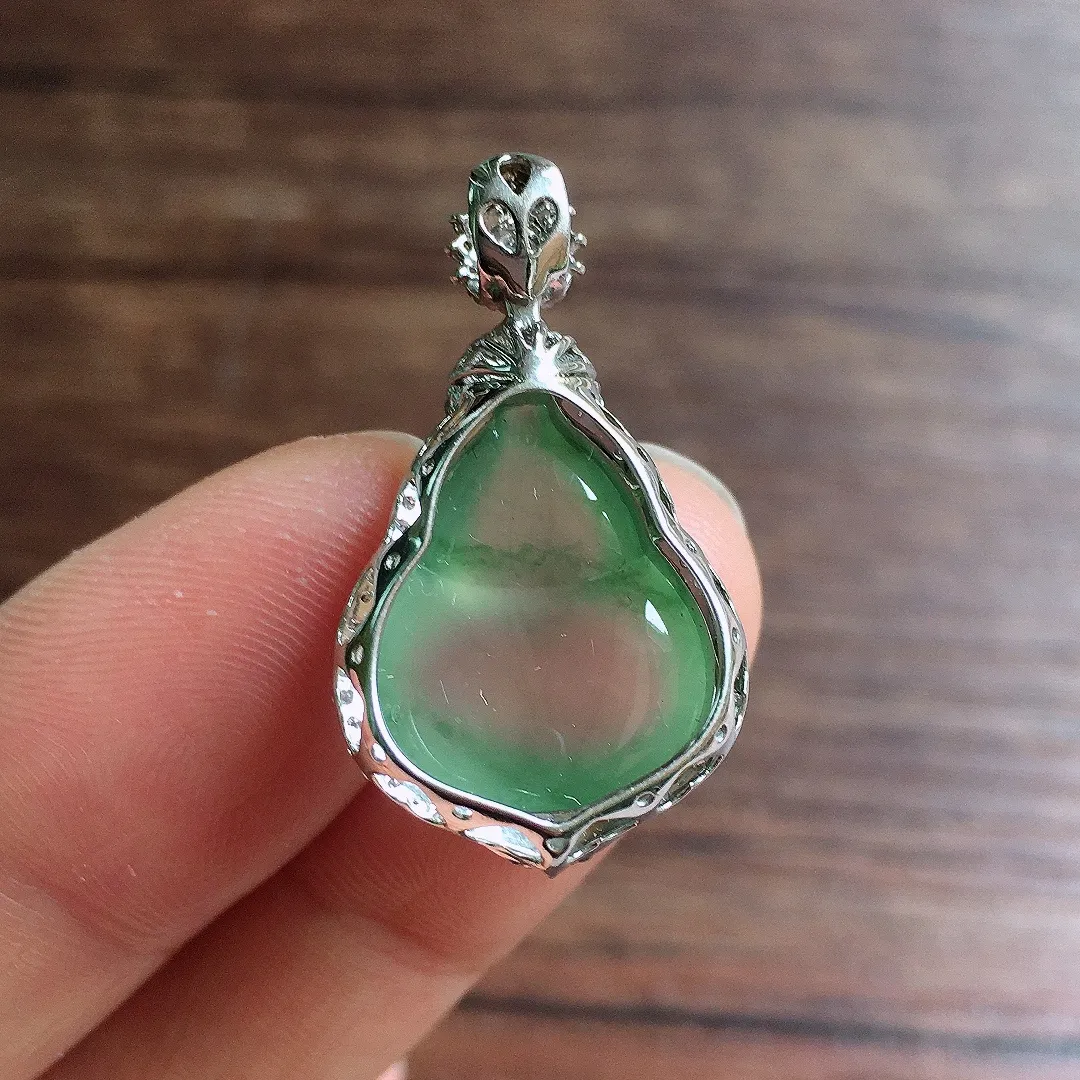 冰晴底葫芦吊坠，18k金镶嵌，冰润饱满，玉质细腻，种水足，Jj 尺寸29.1*26.3*10.2