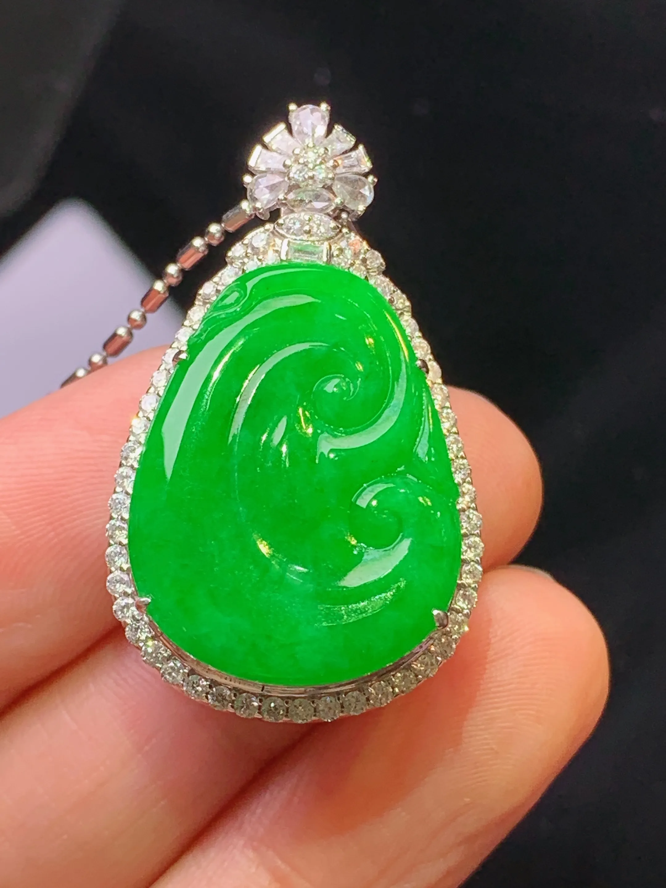 18金钻镶嵌满绿如意吊坠 玉质细腻 色泽清新艳丽 整体尺寸34.6*20.6*11.2