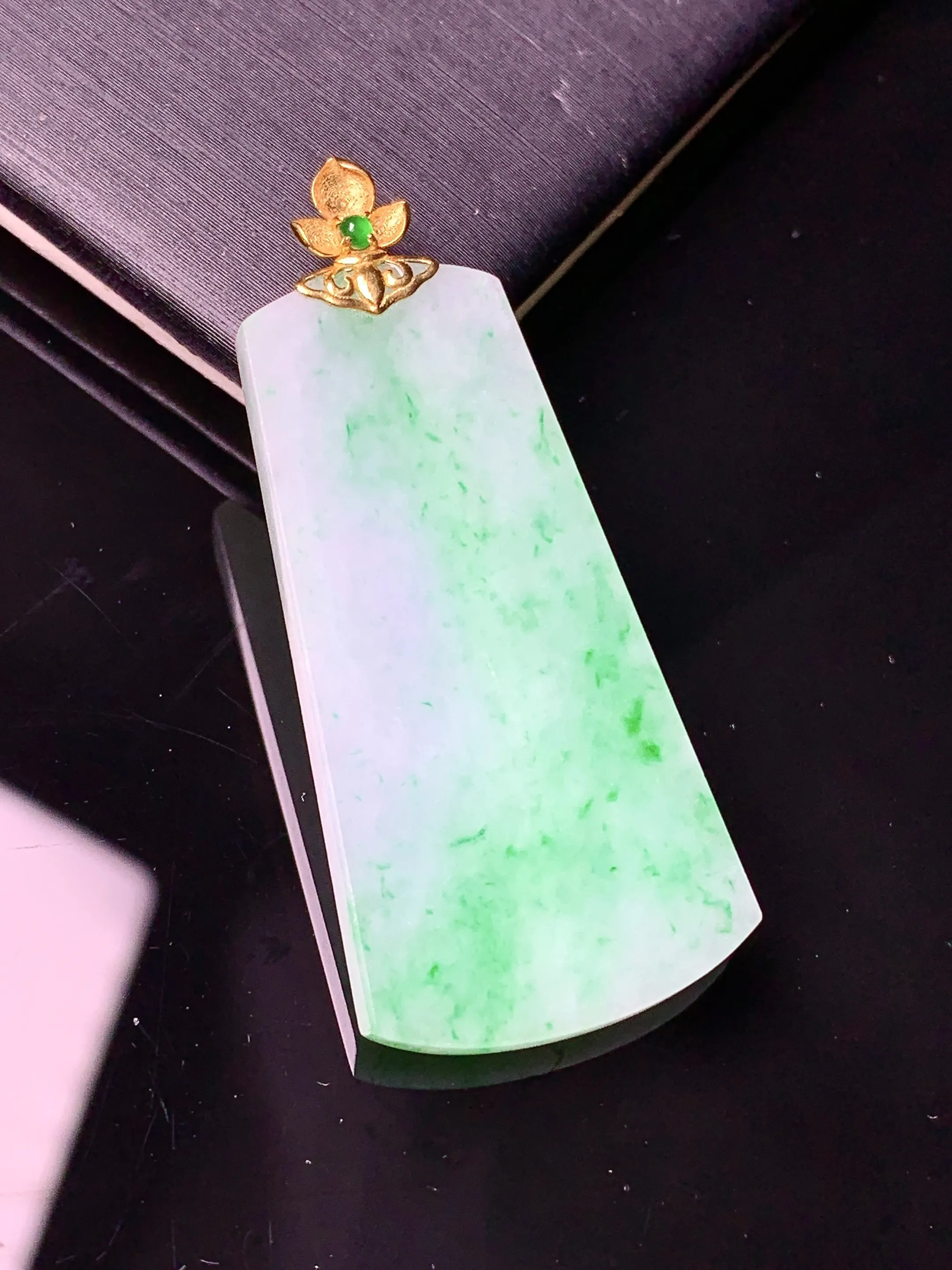 18金镶嵌飘绿无事牌吊坠 玉质细腻 色泽清新艳丽 整体尺寸37.6*19.2*3.2