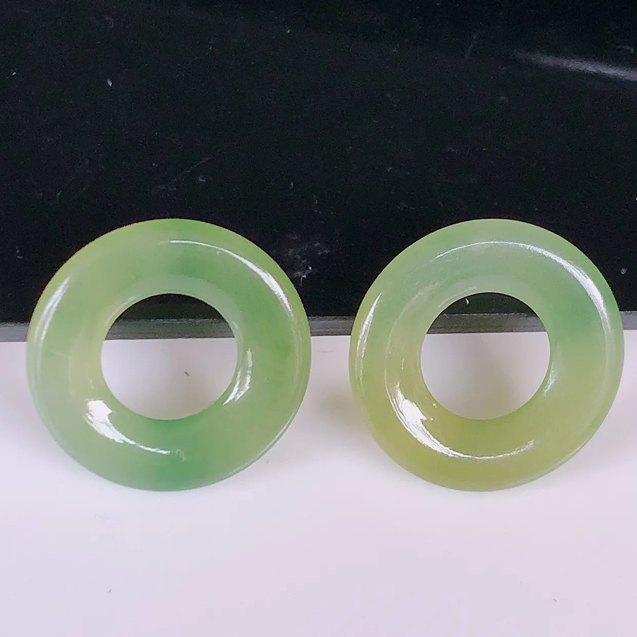 自然光实拍，冰种黄翡翡翠一对平安扣耳坠，翠色灵动，玉质细腻，颜色漂亮，品相佳，佩戴佳品！配银线 #772.3平安扣尺寸15-2.2mm