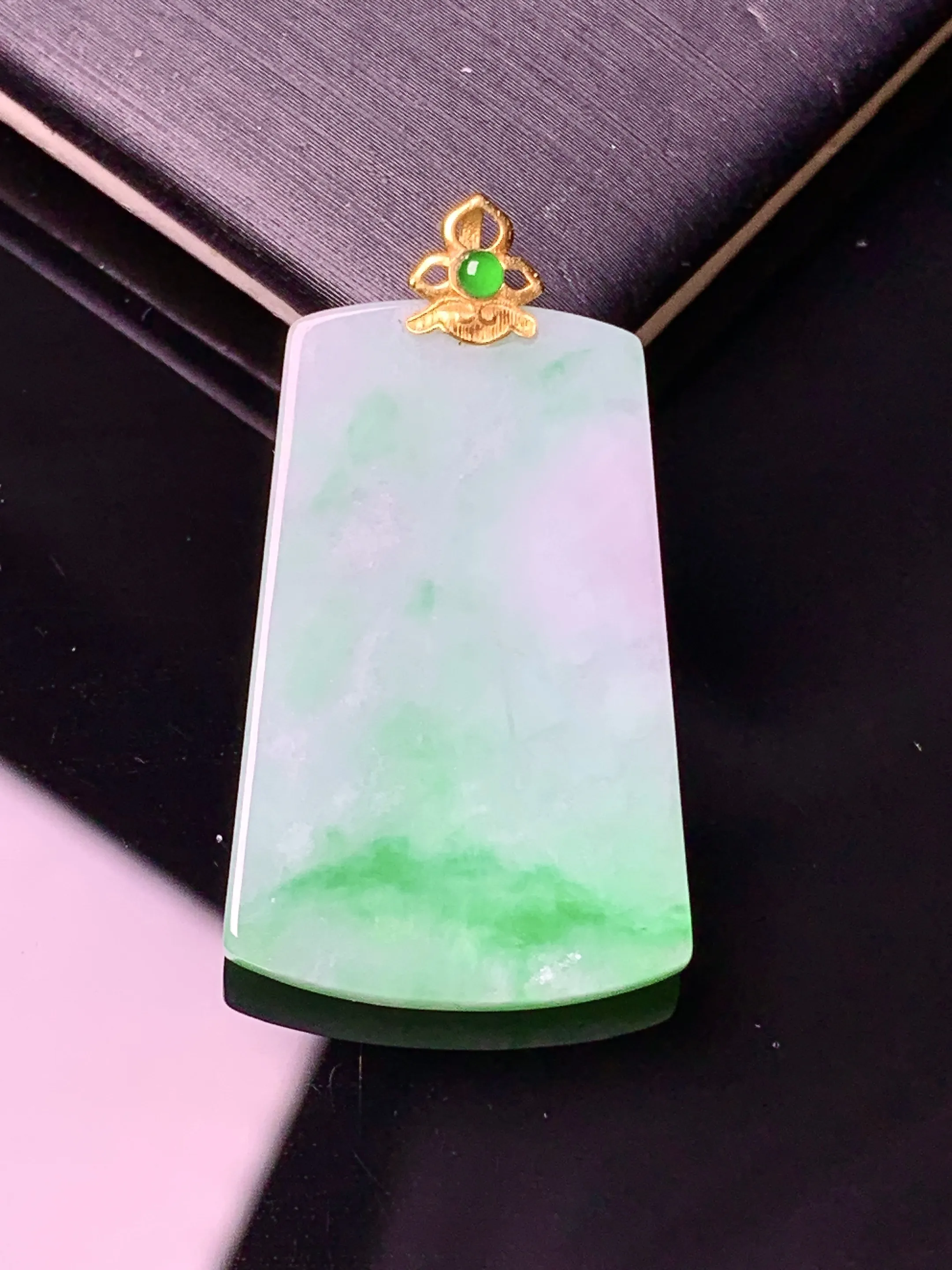 18金镶嵌飘绿无事牌吊坠 玉质细腻 色泽清新艳丽 整体尺寸32.5*17.7*2.6