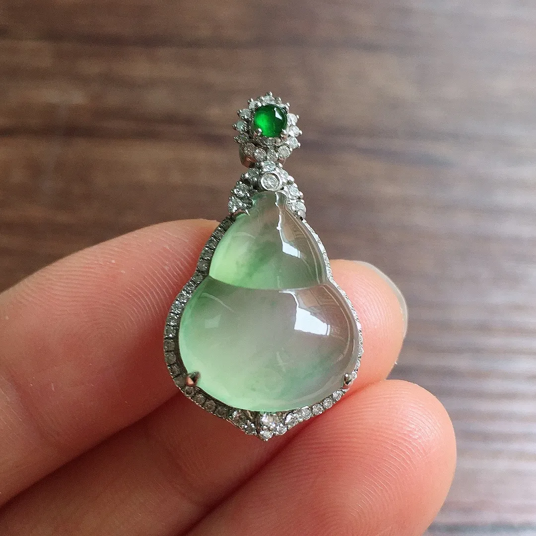 冰晴底葫芦吊坠，18k金镶嵌，冰润饱满，玉质细腻，种水足，Jj 尺寸29.1*26.3*10.2