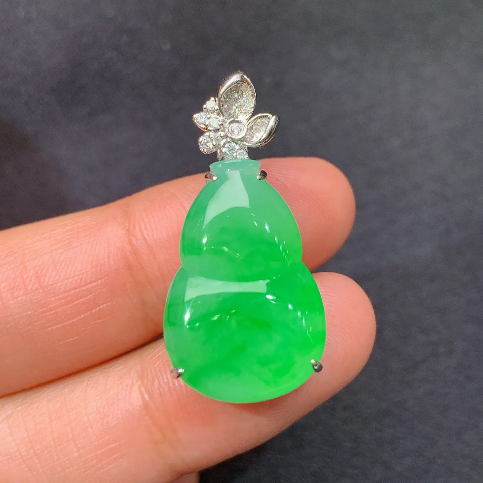 翠绿葫芦吊坠，18k金镶嵌，色泽鲜阳，冰润细腻，种水足，Lp 尺寸30.2*14.7*8.1