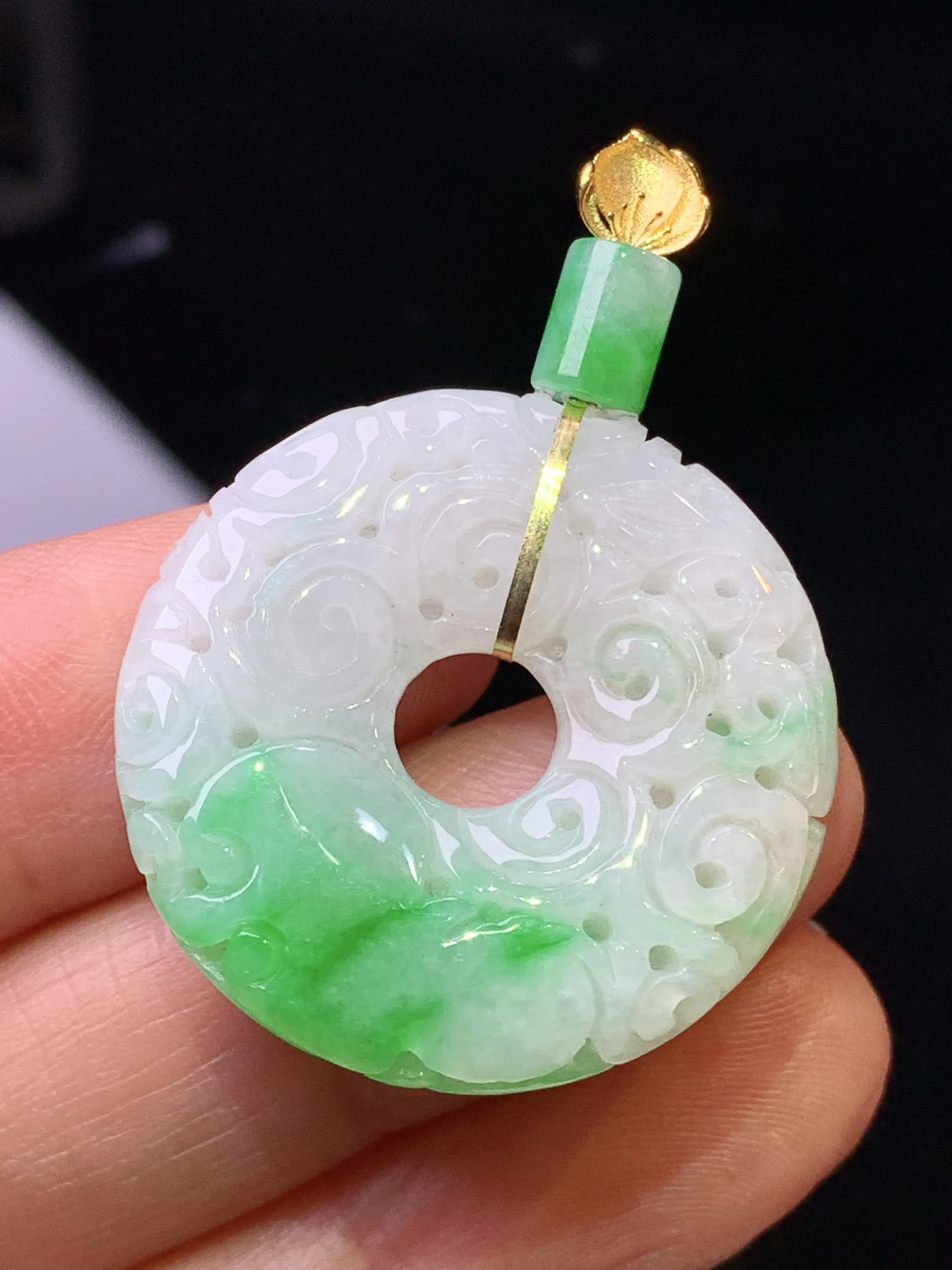 18金镶嵌飘绿仿古平安扣吊坠 玉质细腻 色泽清新艳丽 整体尺寸39.2*28*6