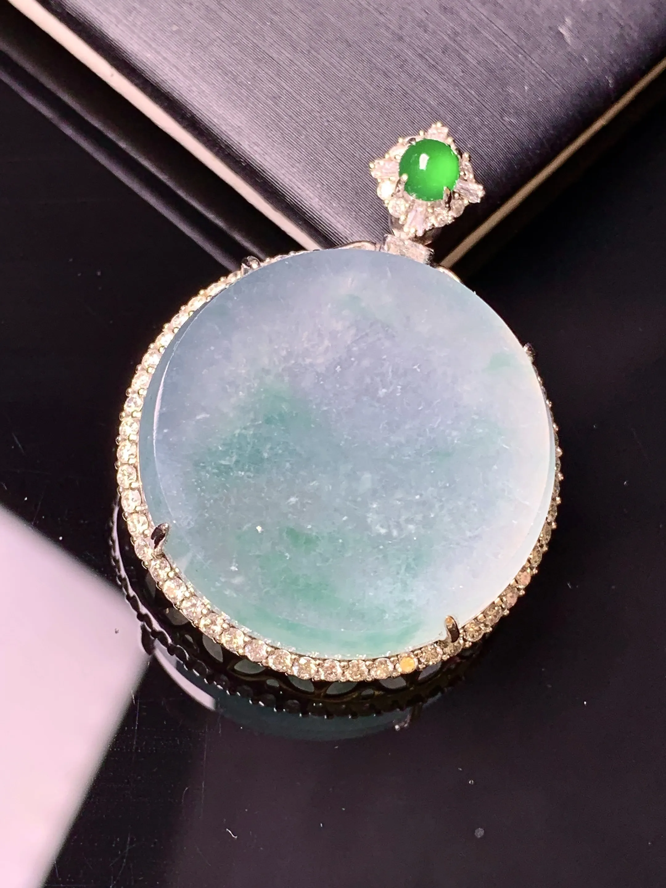 18金钻镶嵌飘绿圆牌吊坠 玉质细腻 色泽清新艳丽 整体尺寸36.2*27.3*9.2