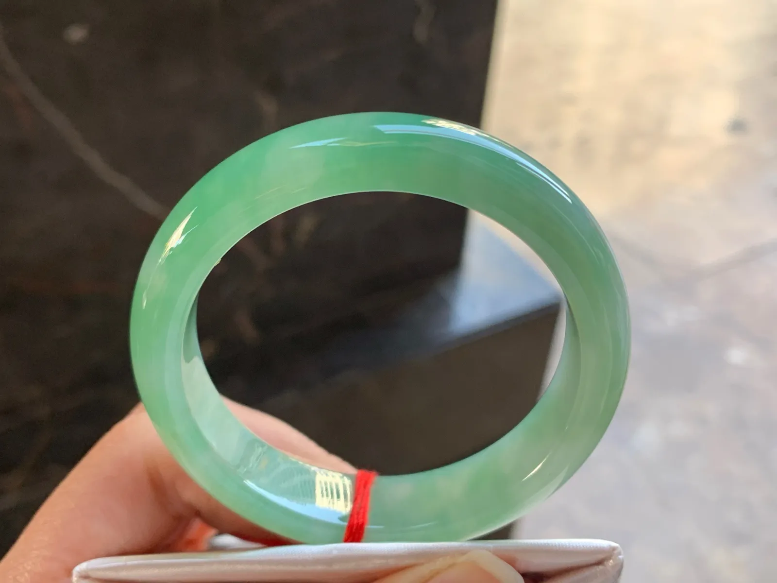 52-12.6-8

晴绿手镯^_^玉质温润 细腻