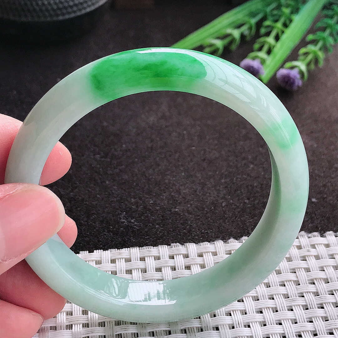 实拍A货翡翠56/12.1/8.1老坑精美温润飘阳绿手镯宽边玉镯子