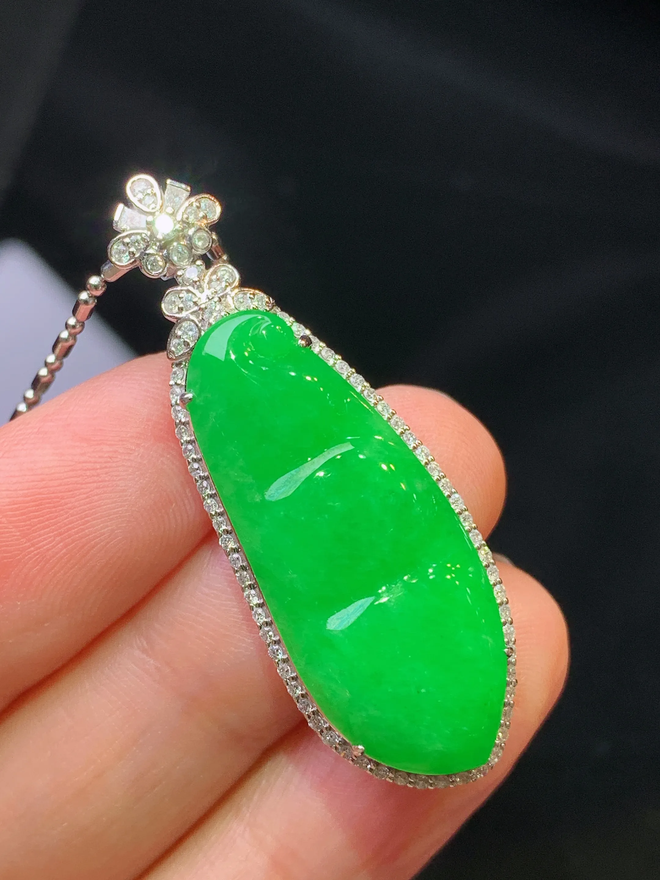 18金钻镶嵌满绿树叶吊坠 玉质细腻 色泽清新艳丽 整体尺寸40.7*14.2*8.2