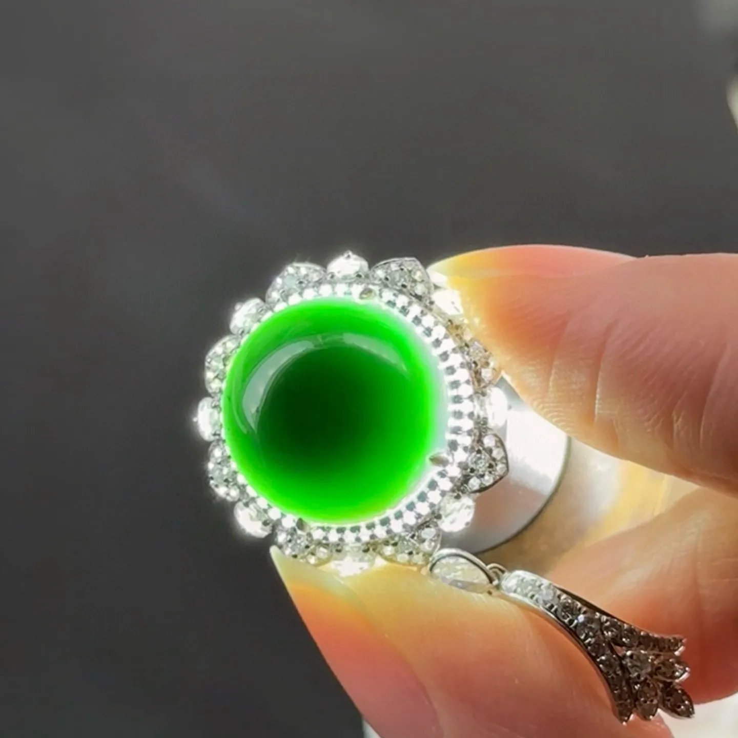 精品18k墨翠蛋面耳坠 种好色正 黑度极好打灯通透 油性十足 尺寸13.3