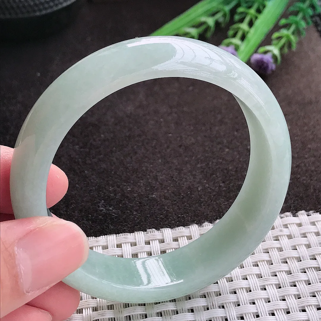 实拍A货翡翠55.5/15.8/7.5老坑秀气冰润浅绿色手镯宽边玉镯子